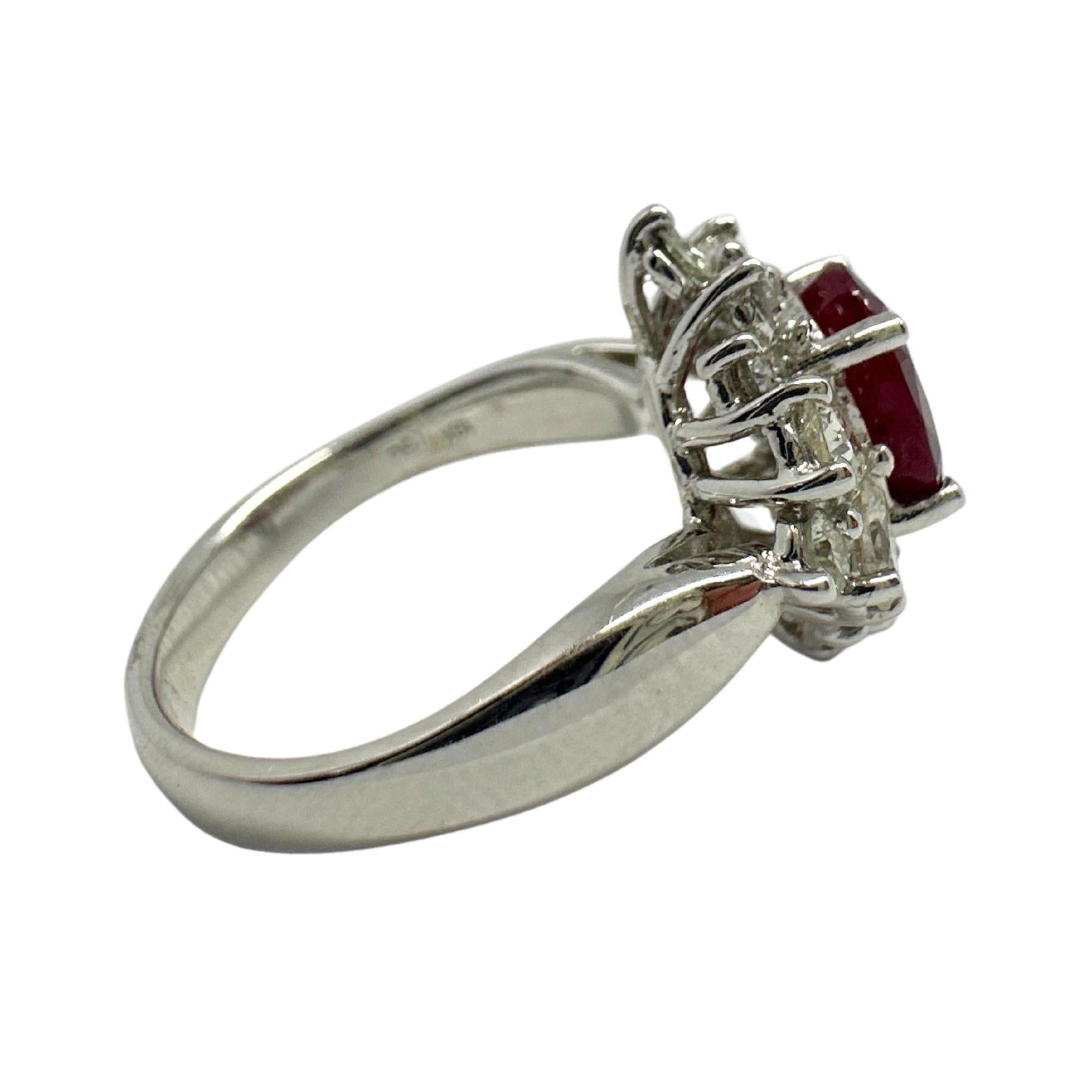Bague en or blanc 18 carats, diamant taille poire et rubis en vente 2