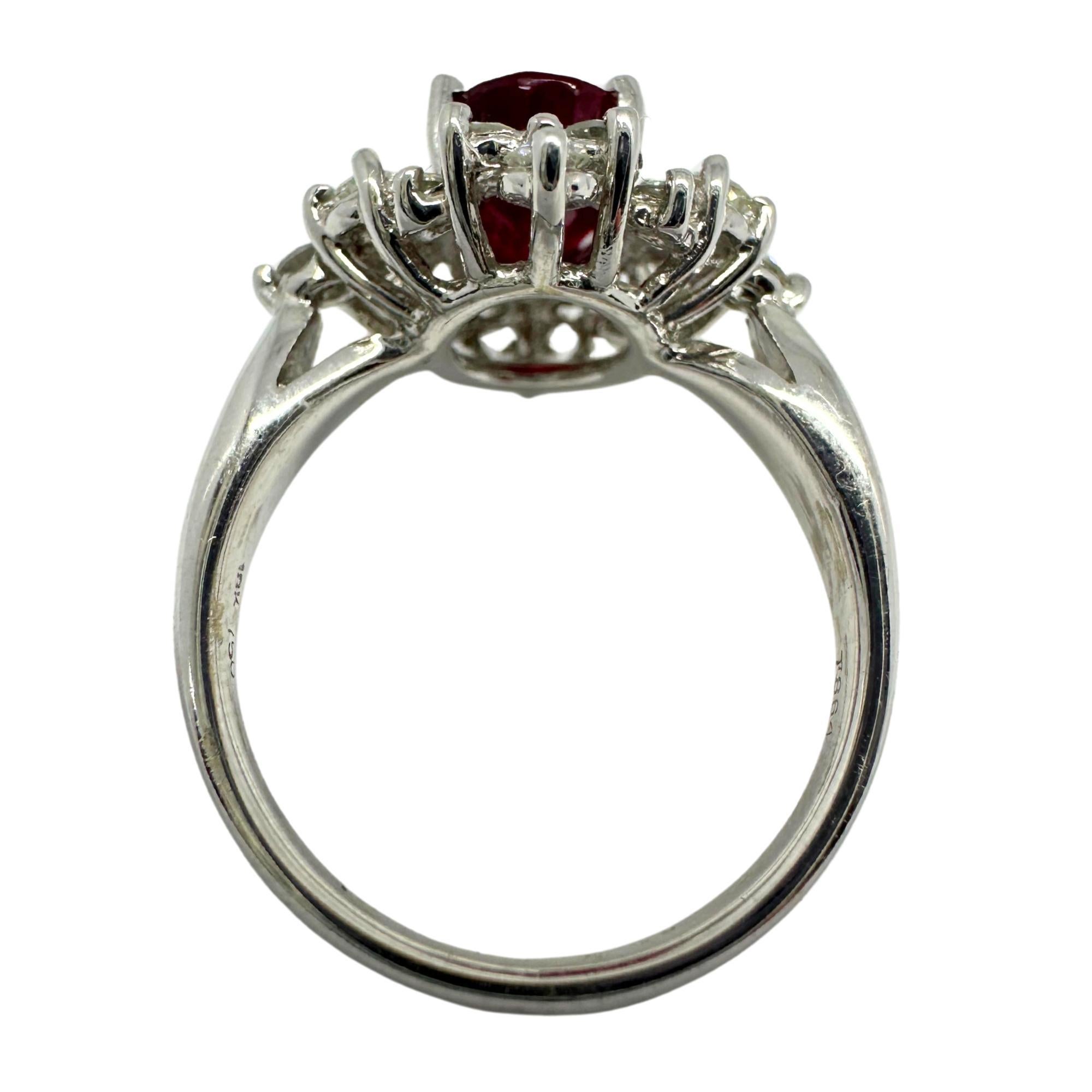 Bague en or blanc 18 carats, diamant taille poire et rubis en vente 3