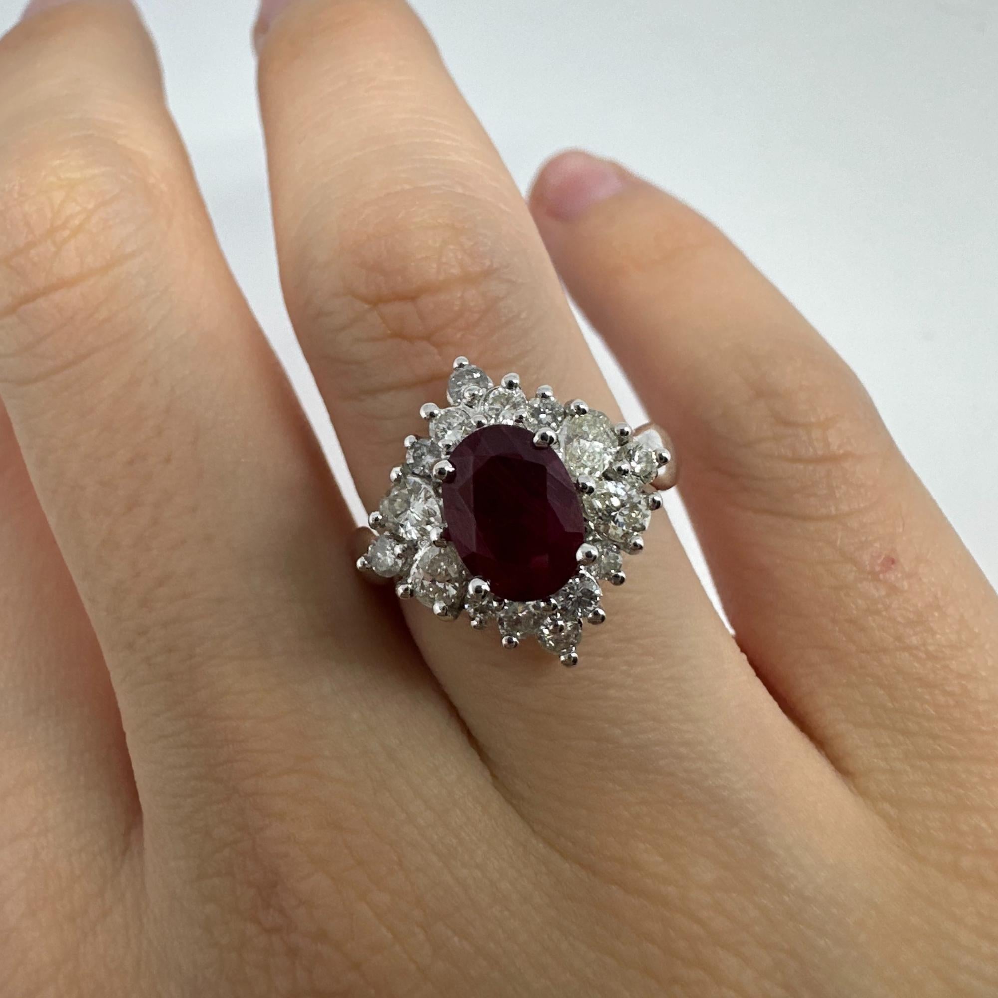 Bague en or blanc 18 carats, diamant taille poire et rubis en vente 4