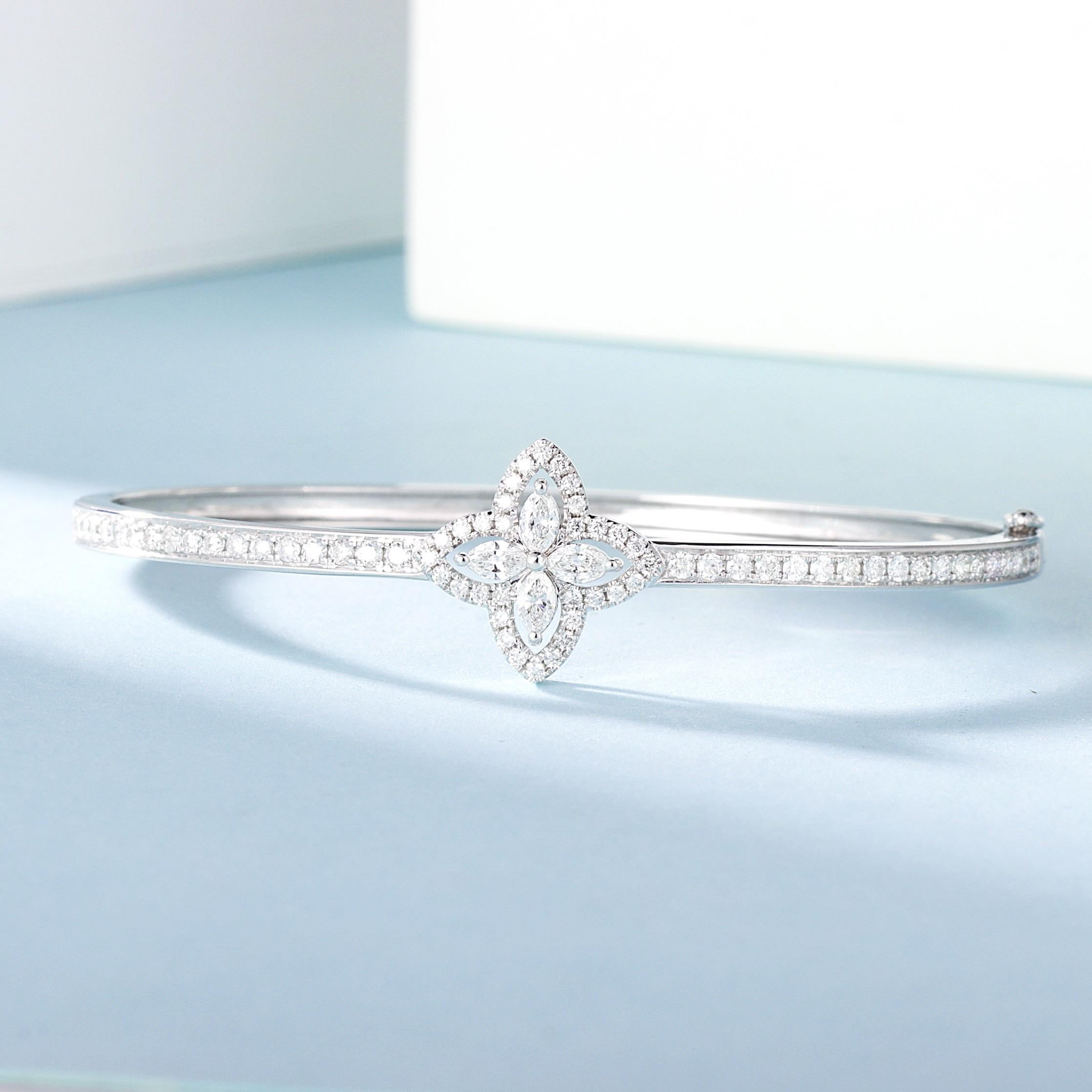Bracciale con diamanti taglio pera in oro bianco 18K

Diamanti Baguette - 0,33 CT
Diamanti rotondi - 0,82 CT

Peso totale - 10,57 GM