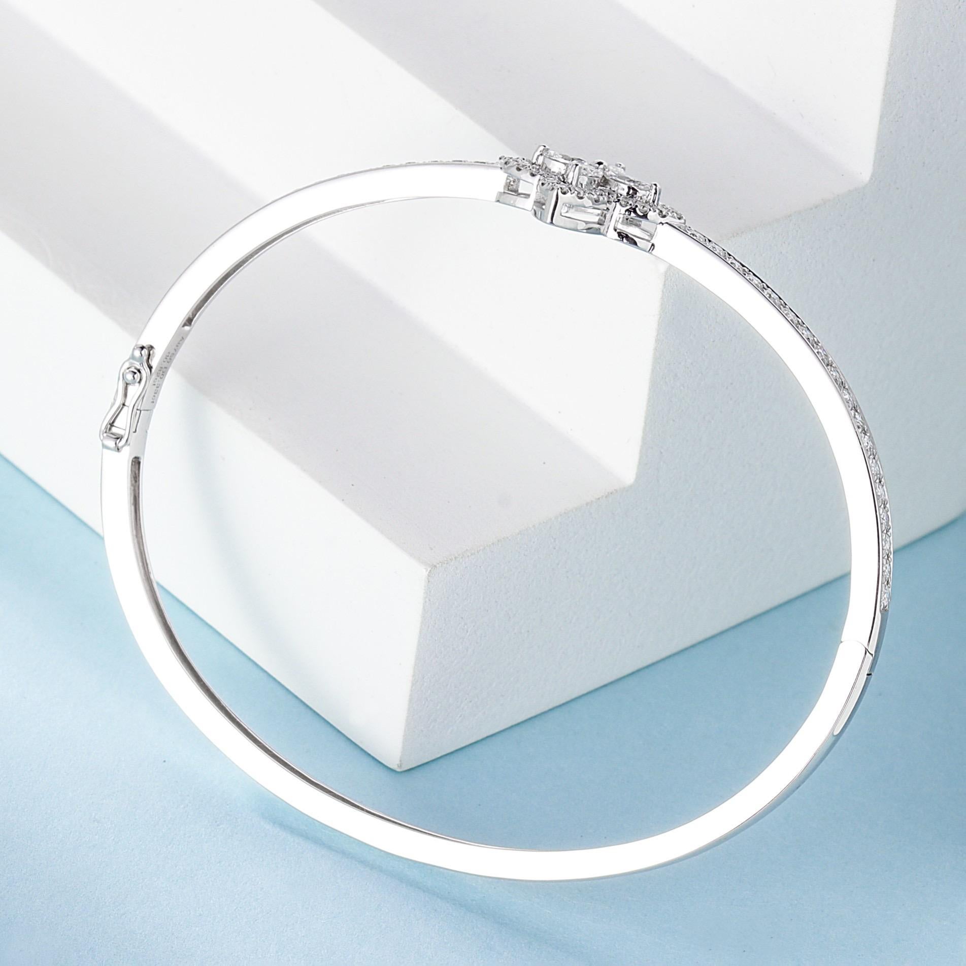 Moderno Bracciale con diamanti taglio pera in oro bianco 18K in vendita