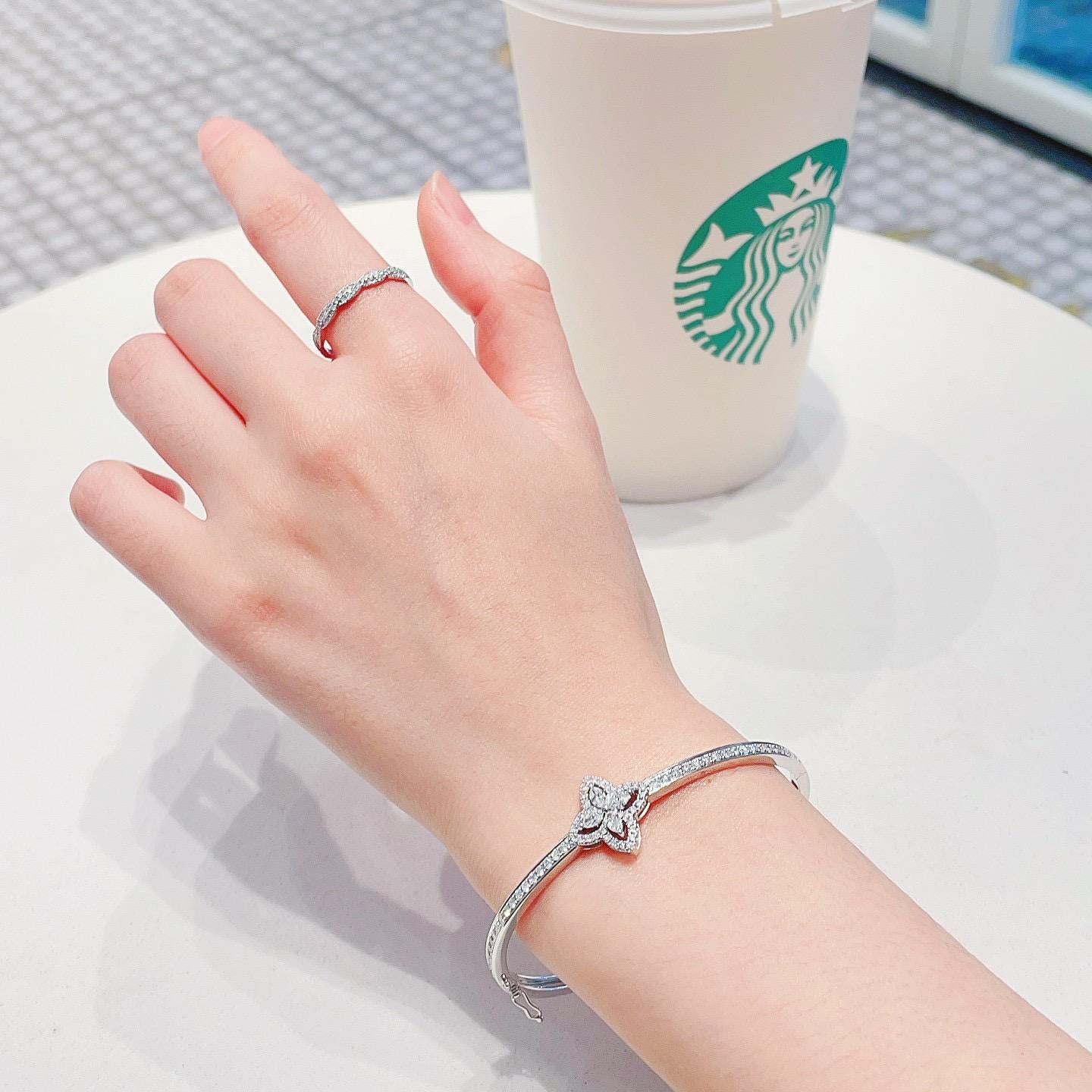 Bracciale con diamanti taglio pera in oro bianco 18K In condizioni Nuovo in vendita a Kowloon, HK