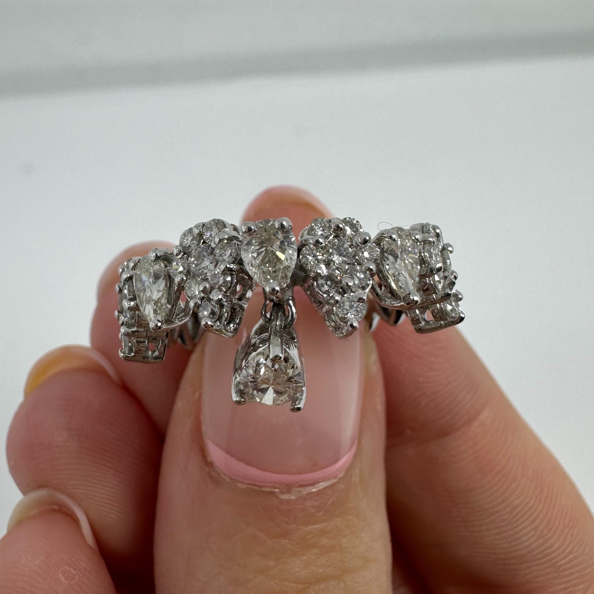 Anello a fascia con diamante taglio pera in oro bianco 18K in vendita 6