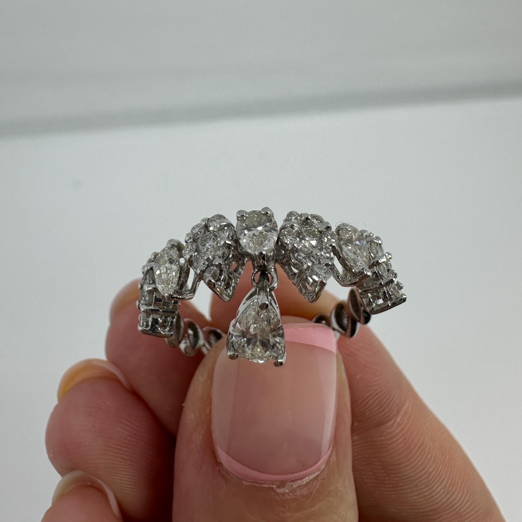 Anello a fascia con diamante taglio pera in oro bianco 18K in vendita 7