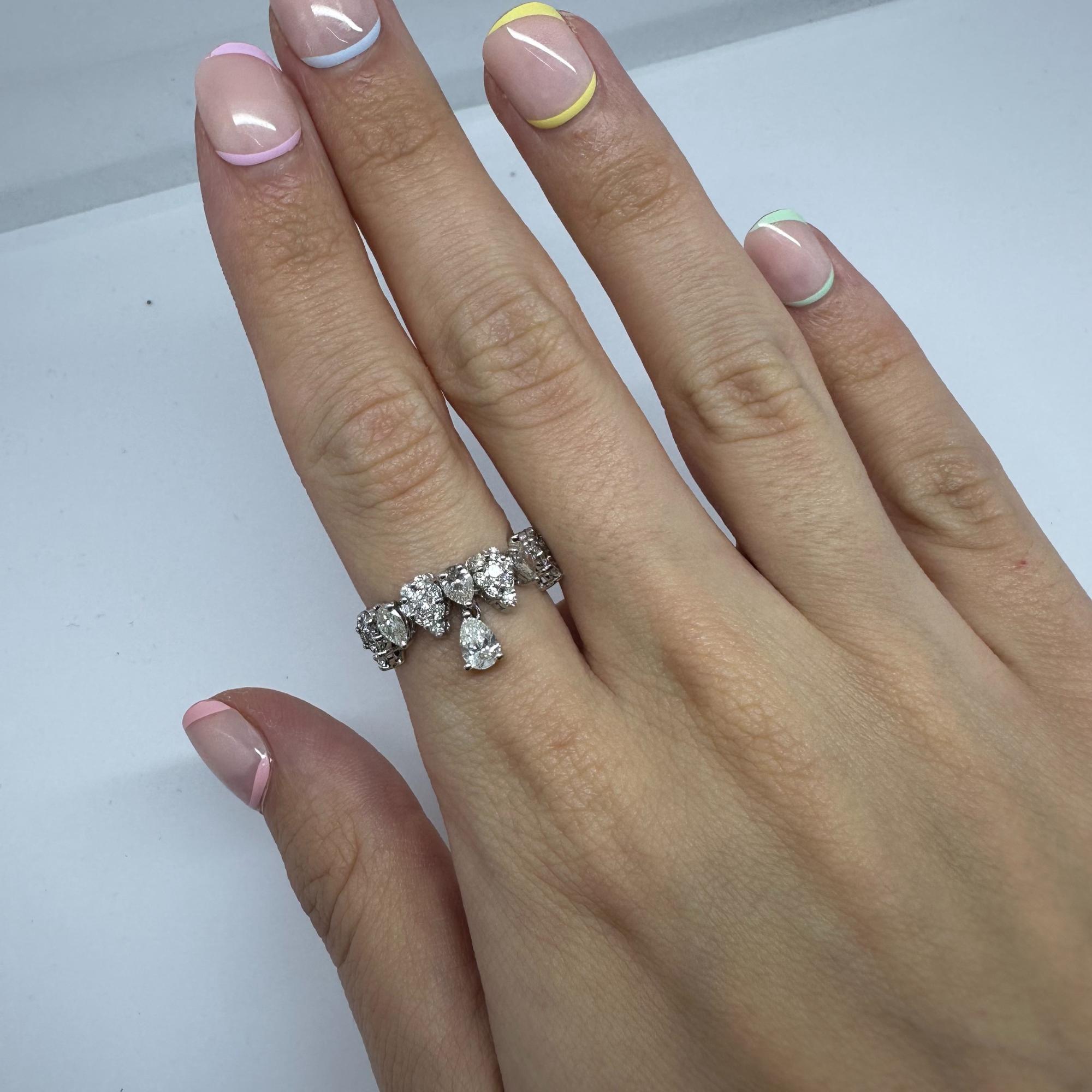 Taglio a goccia Anello a fascia con diamante taglio pera in oro bianco 18K in vendita