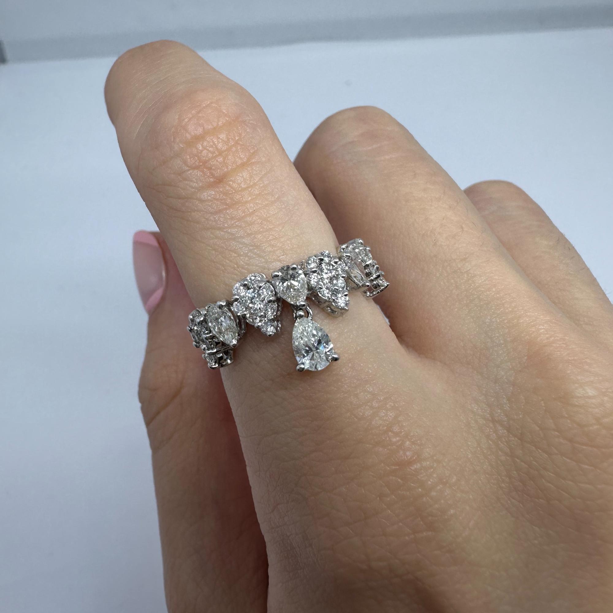 Anello a fascia con diamante taglio pera in oro bianco 18K In condizioni buone in vendita a New York, NY