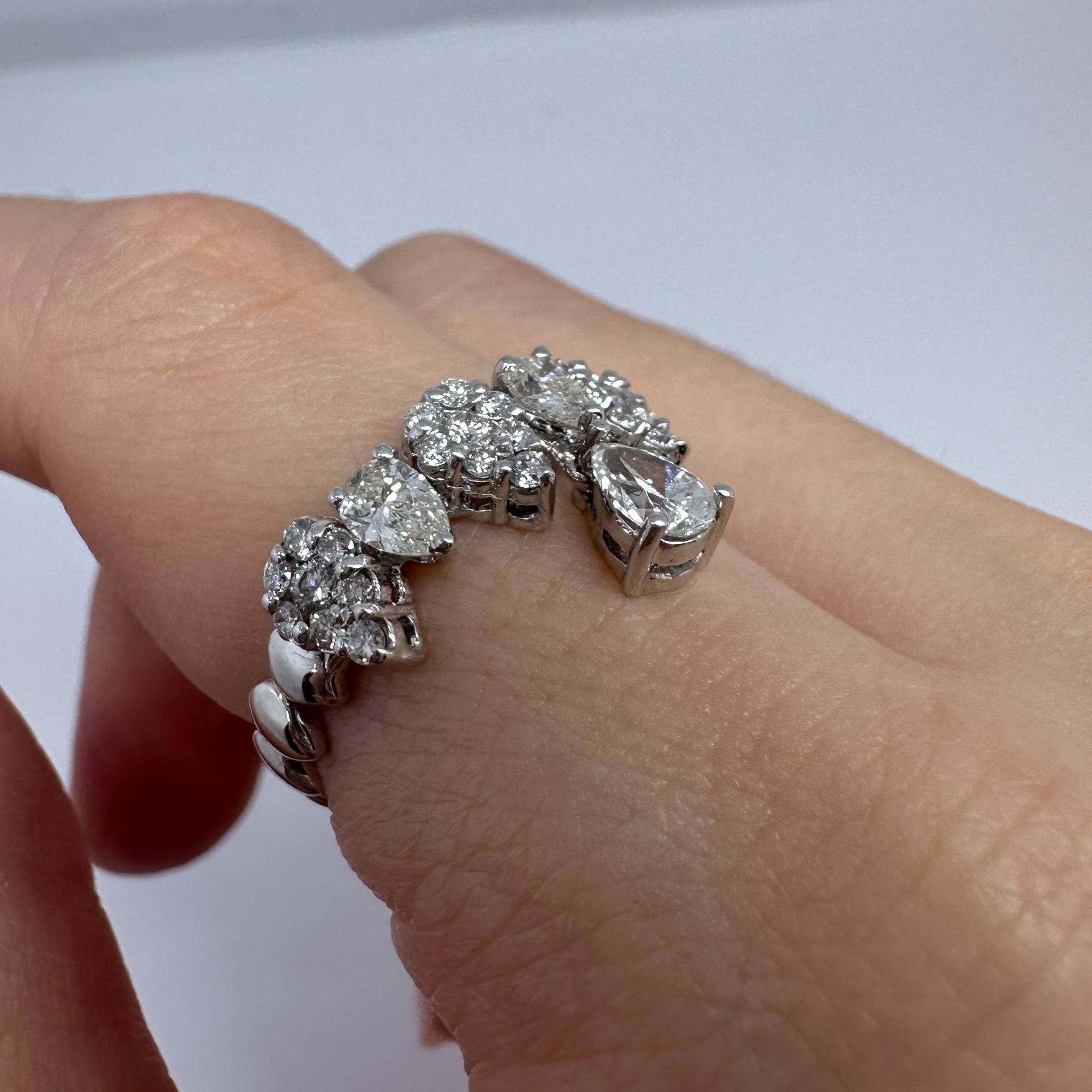 Donna Anello a fascia con diamante taglio pera in oro bianco 18K in vendita