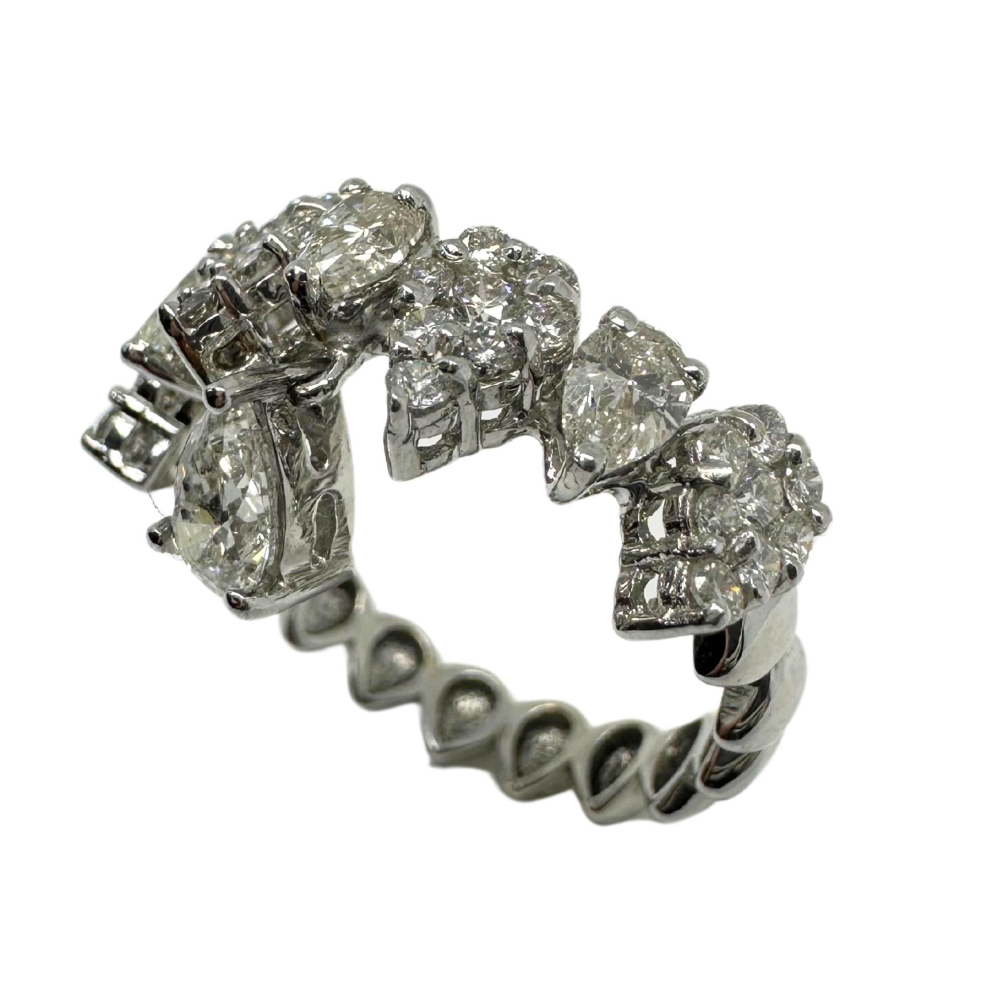 Anello a fascia con diamante taglio pera in oro bianco 18K in vendita 1