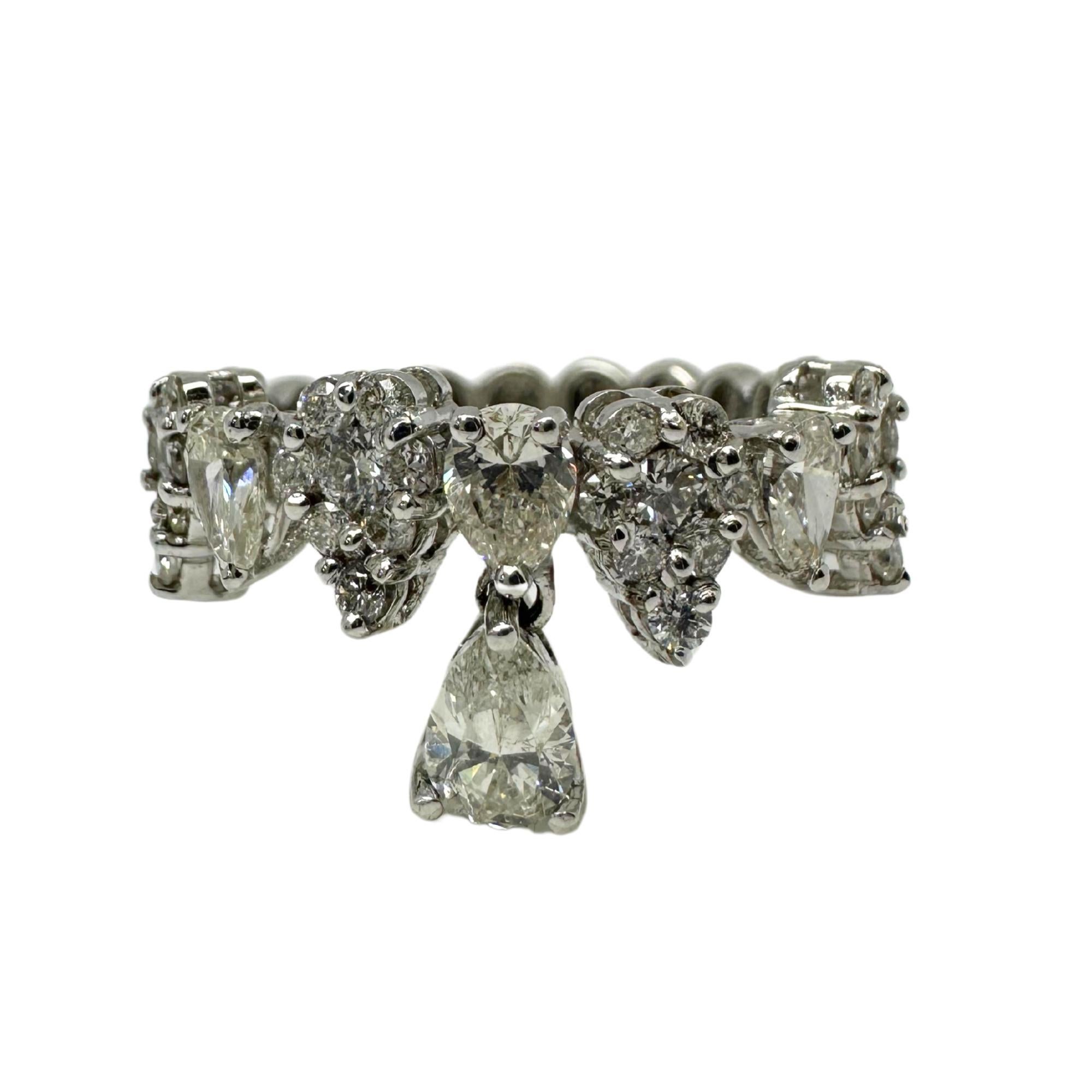 Anello a fascia con diamante taglio pera in oro bianco 18K in vendita 2