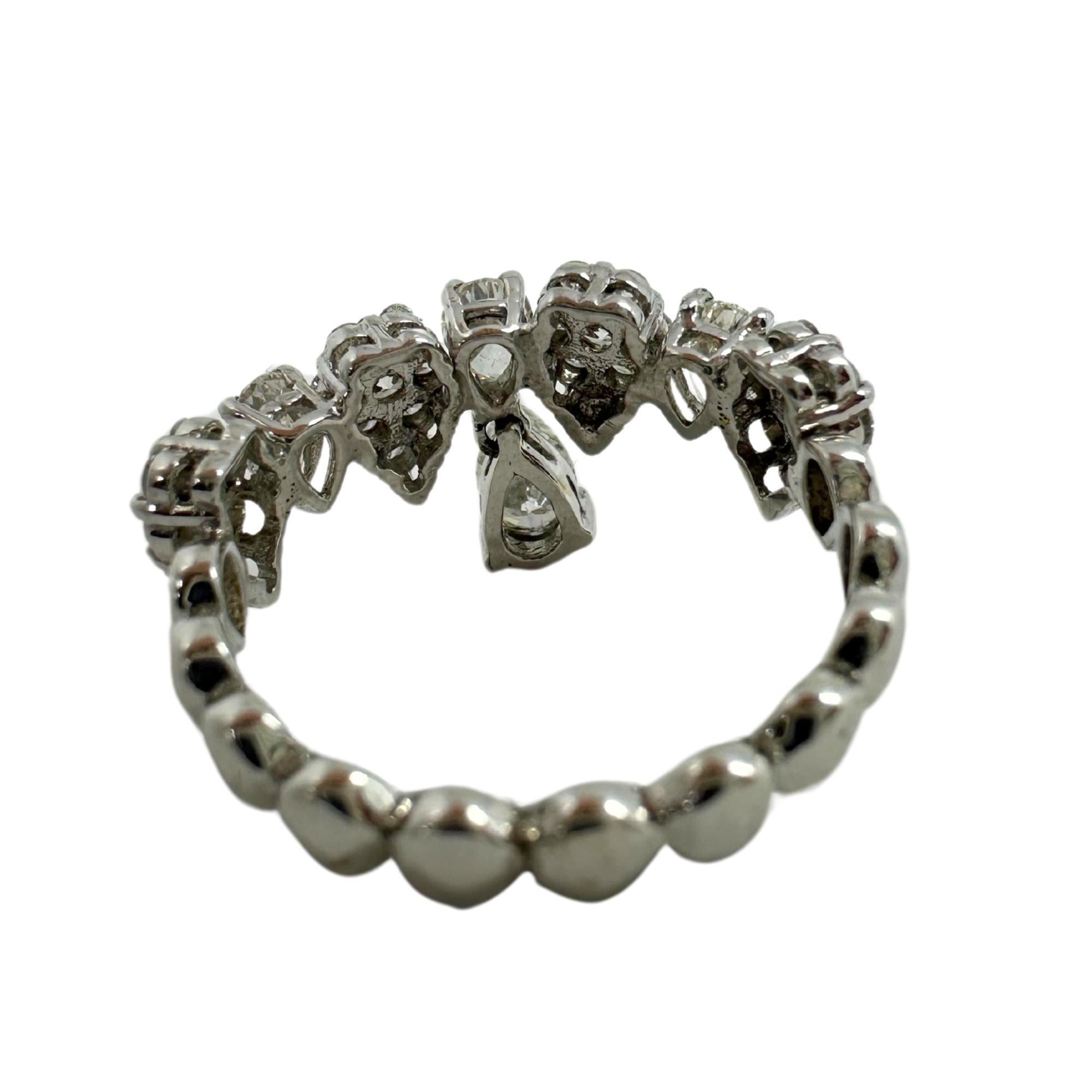Anello a fascia con diamante taglio pera in oro bianco 18K in vendita 4