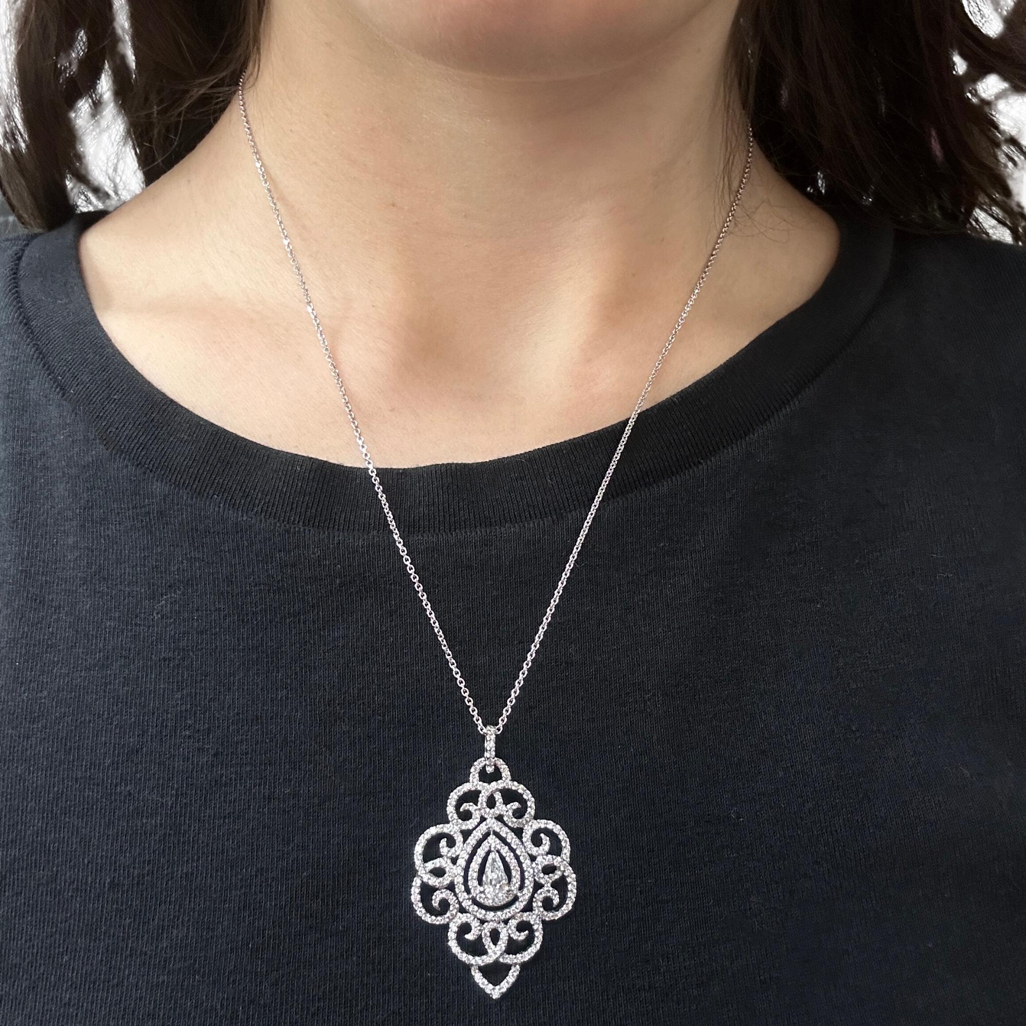 18K White Gold Pear Cut Diamond Pendant Necklace In Good Condition For Sale In New York, NY