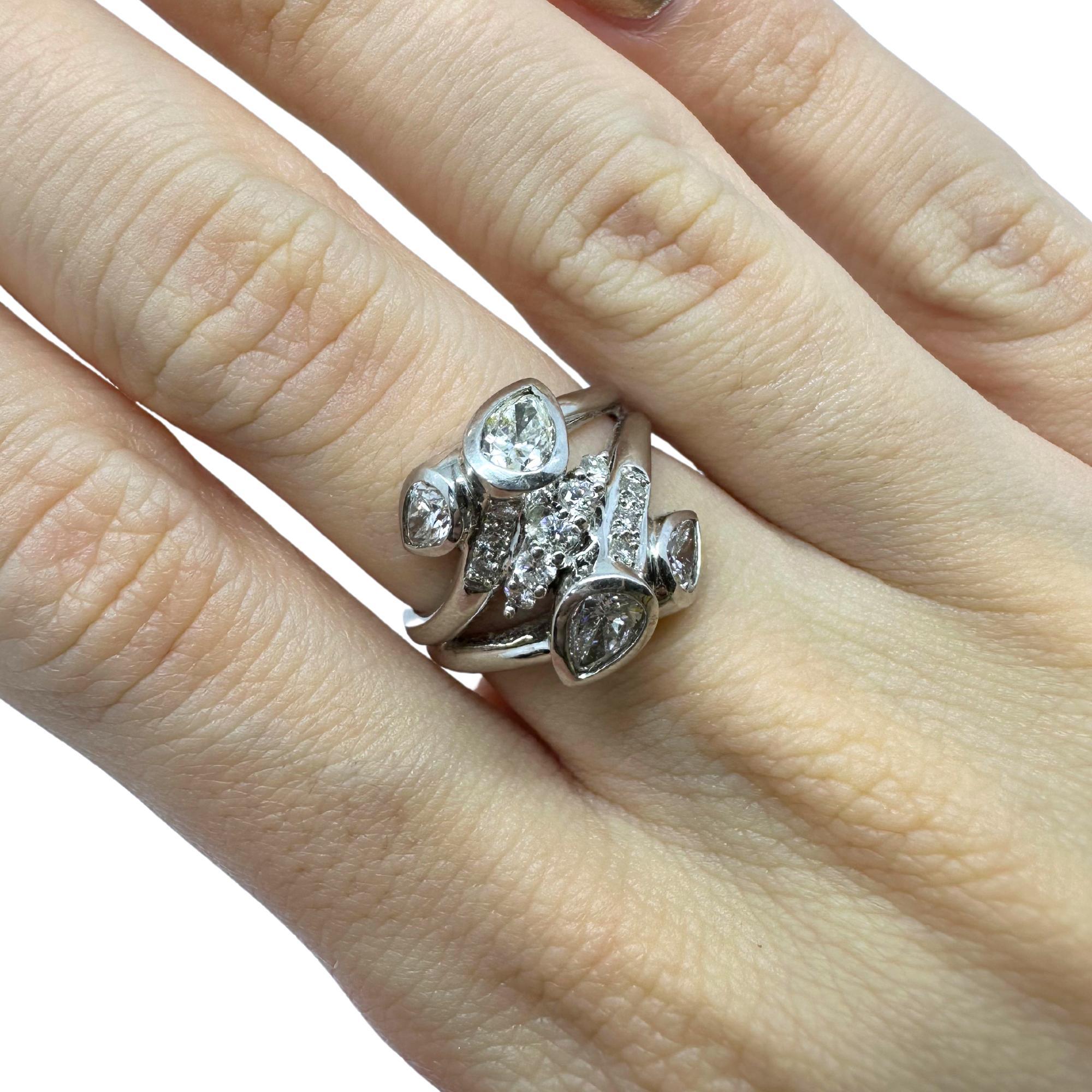 Taglio a goccia Anello con diamante taglio pera in oro bianco 18 carati in vendita