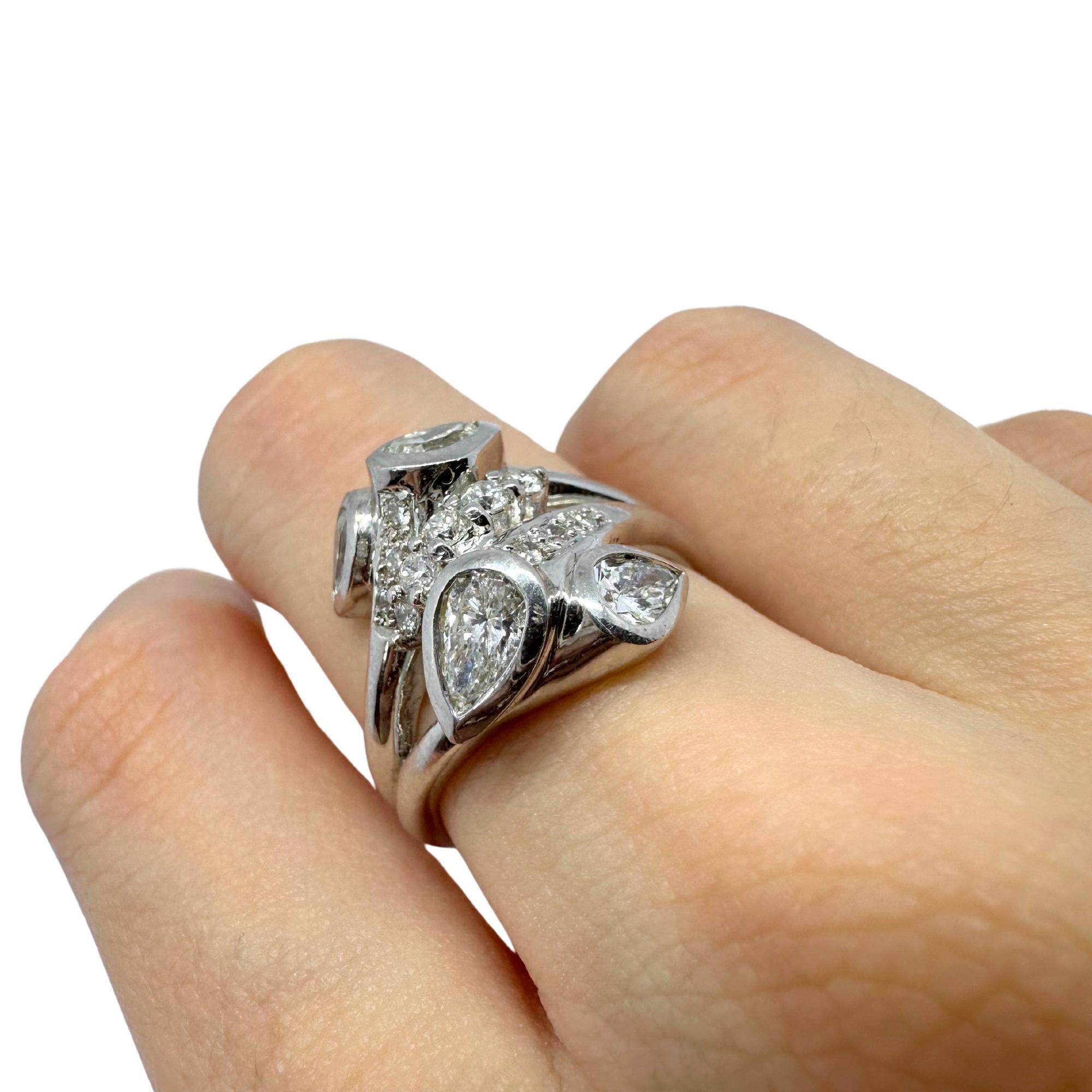 Anello con diamante taglio pera in oro bianco 18 carati in vendita 2