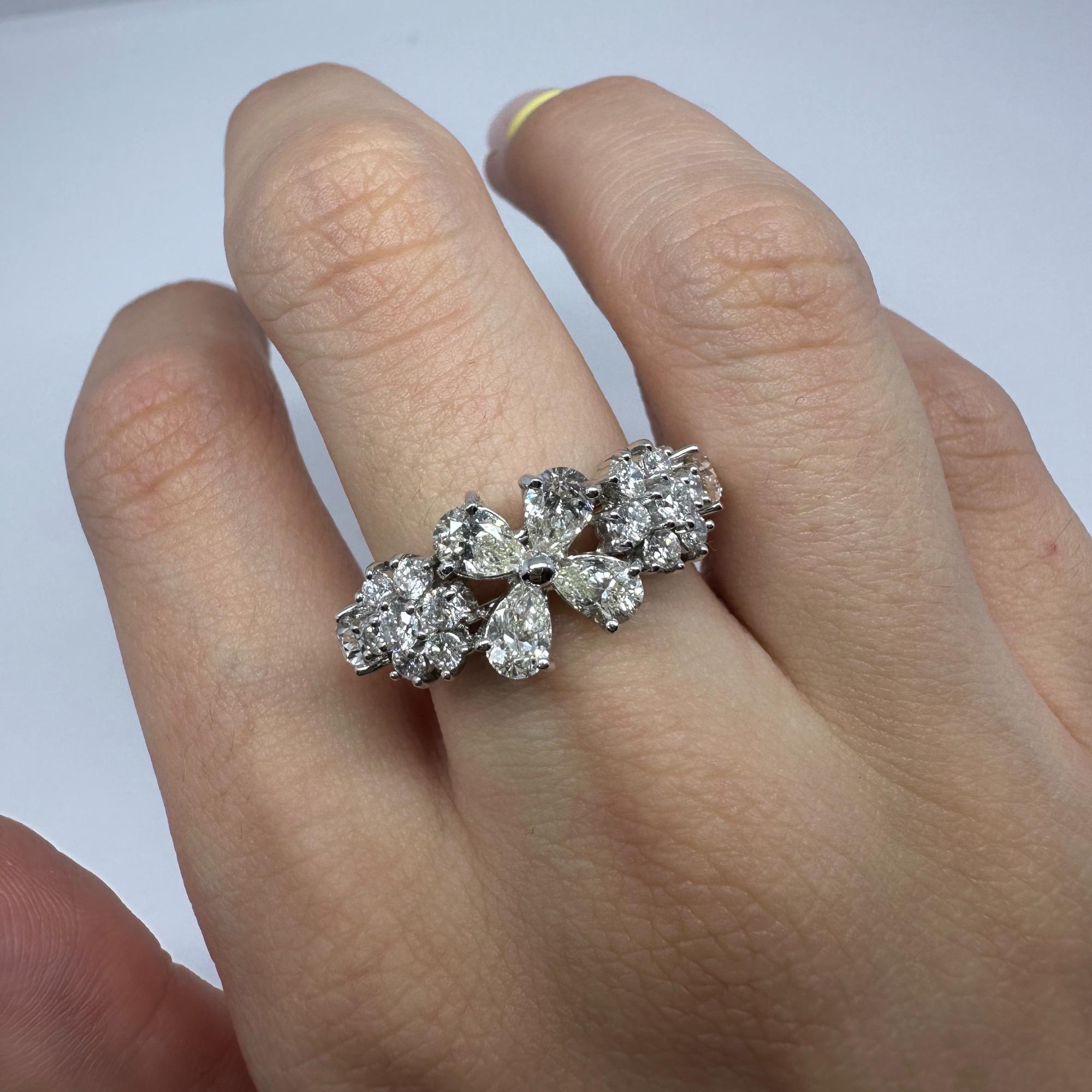 18k White Gold Pear Cut Diamond Ring For Sale 3