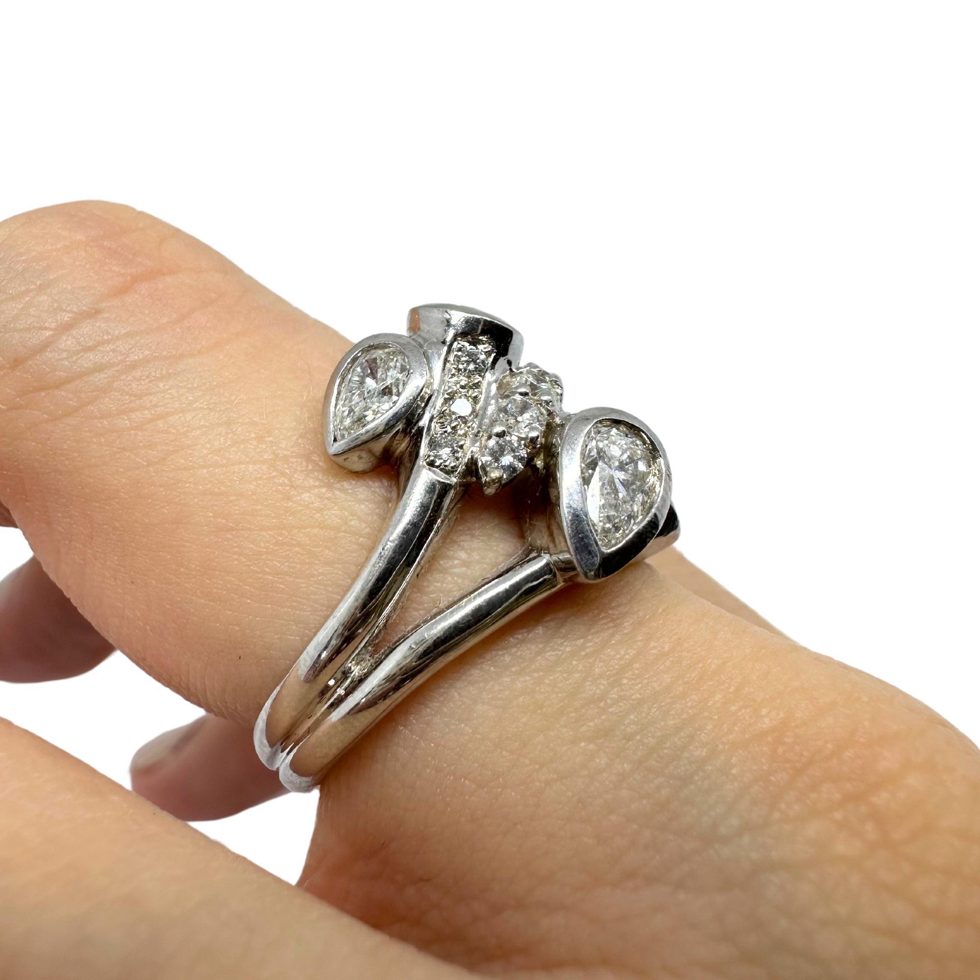 Anello con diamante taglio pera in oro bianco 18 carati in vendita 3