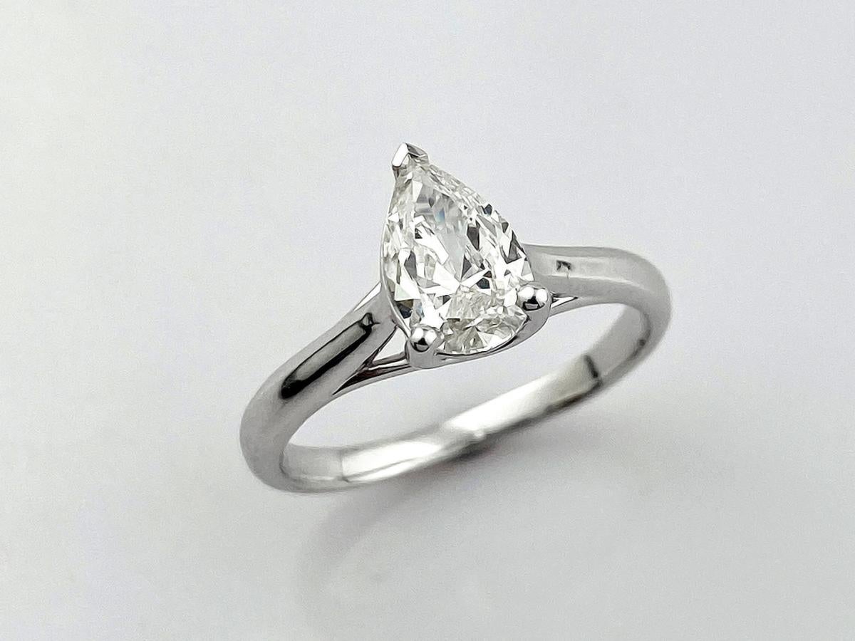 Dieser elegante Ring aus 18 Karat Weißgold präsentiert einen atemberaubenden birnenförmigen Naturdiamanten in einer eleganten und modernen Solitärfassung. Seine raffinierten Linien und sein strahlender Glanz machen ihn zu einem zeitlosen