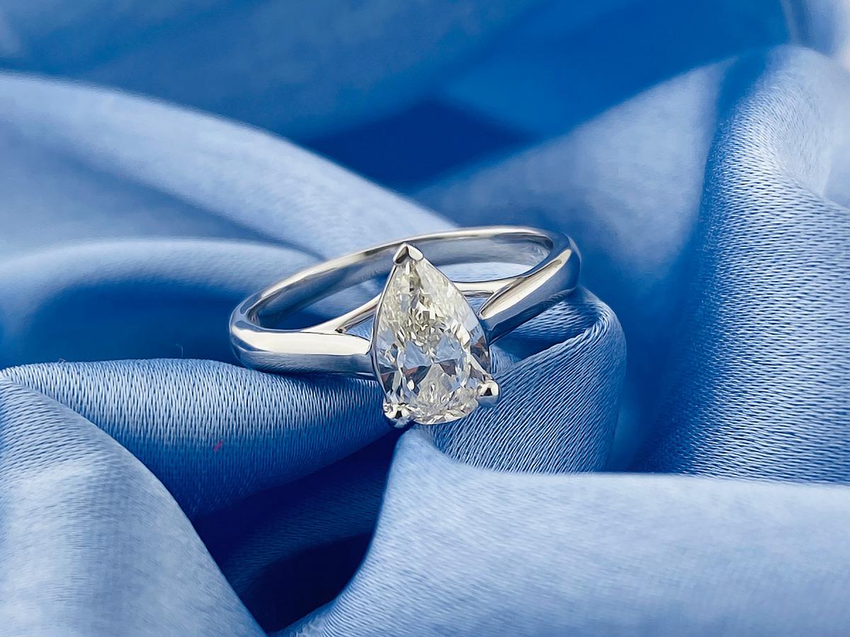 18K Weißgold Birnenschliff Diamant Solitär Ring - 1,00 Karat im Angebot 3