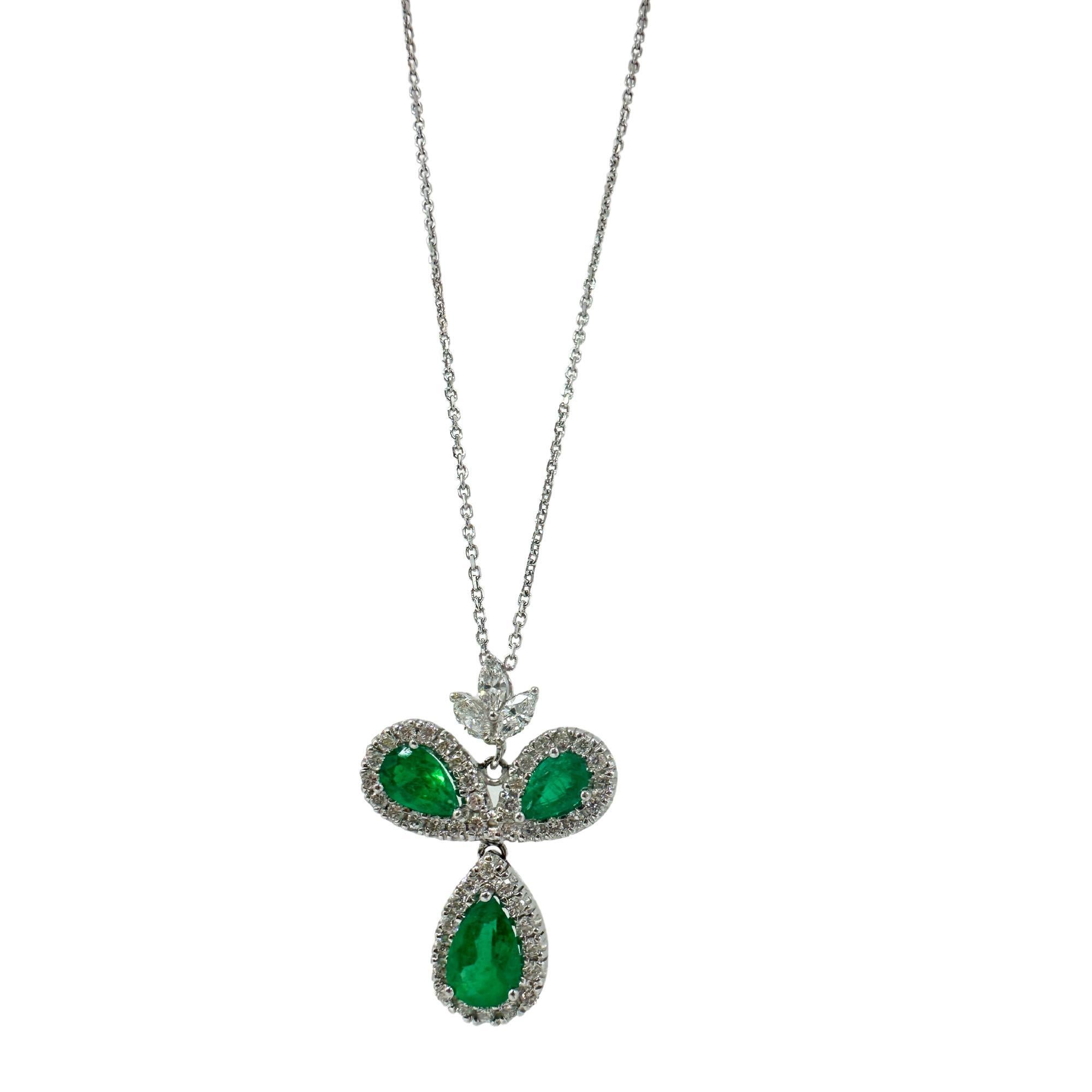Collana con ciondolo in oro bianco 18K con smeraldo taglio pera e diamanti
Condit: In buone condizioni, con qualche lieve usura superficiale dovuta all'età.
Lunghezza: catena da 15,5 pollici, ciondolo da 1 pollice
Metallo: oro bianco 18k
Peso: 7.02