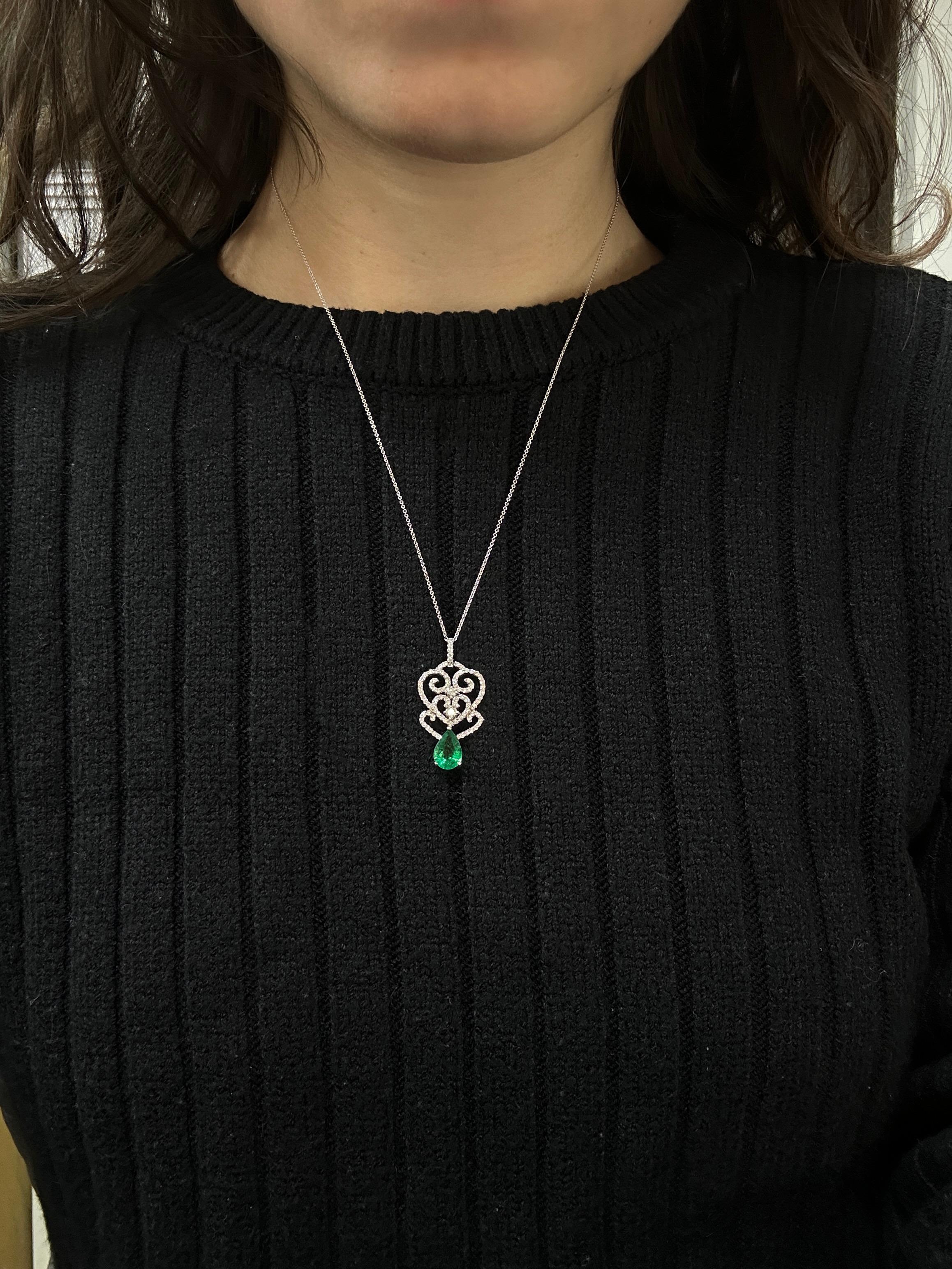 18K White Gold Pear Cut Emerald and Diamond Pendant Necklace In Good Condition For Sale In New York, NY