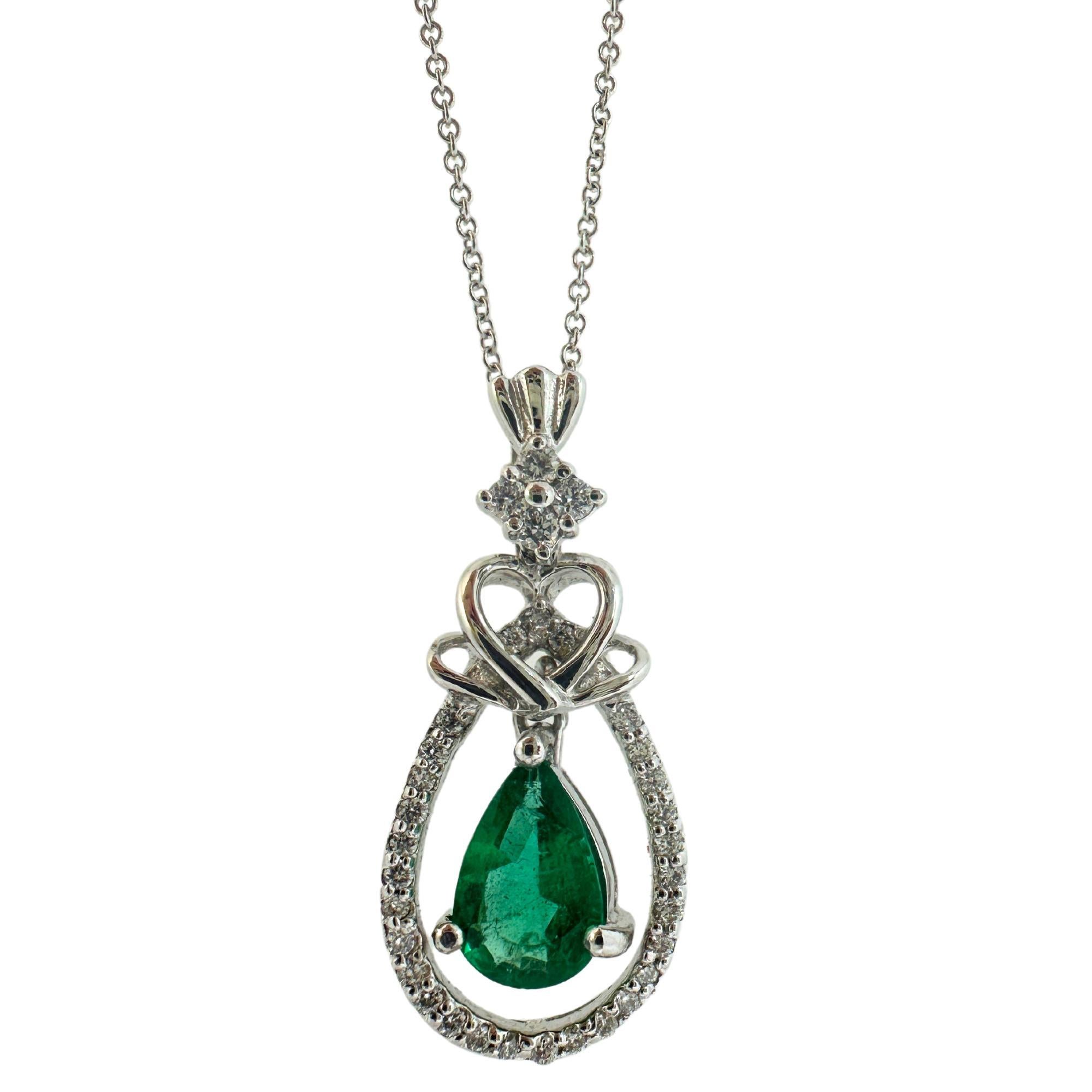 18K White Gold Pear Cut Emerald and Diamond Pendant Necklace In Good Condition For Sale In New York, NY