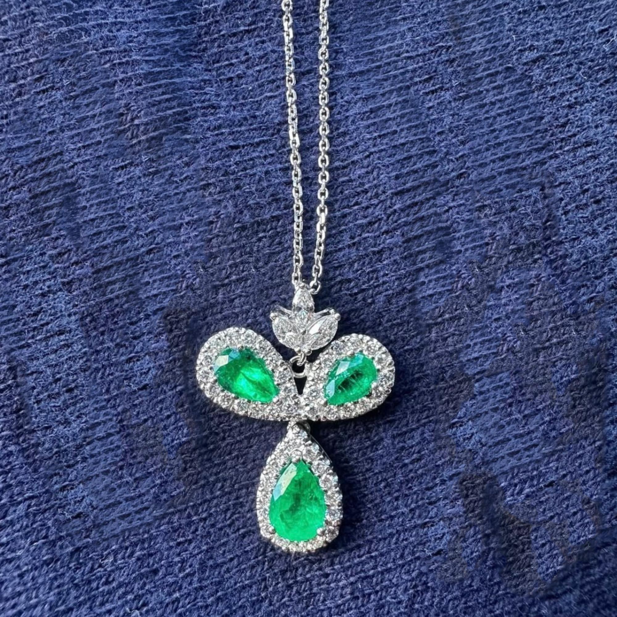 Collana con ciondolo in oro bianco 18K con smeraldo taglio pera e diamanti In condizioni buone in vendita a New York, NY