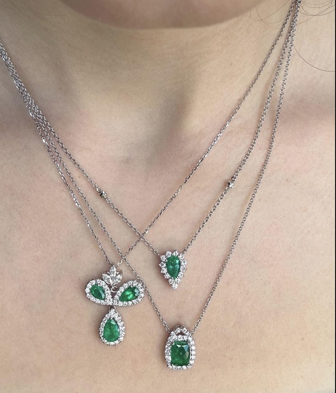 Donna Collana con ciondolo in oro bianco 18K con smeraldo taglio pera e diamanti in vendita