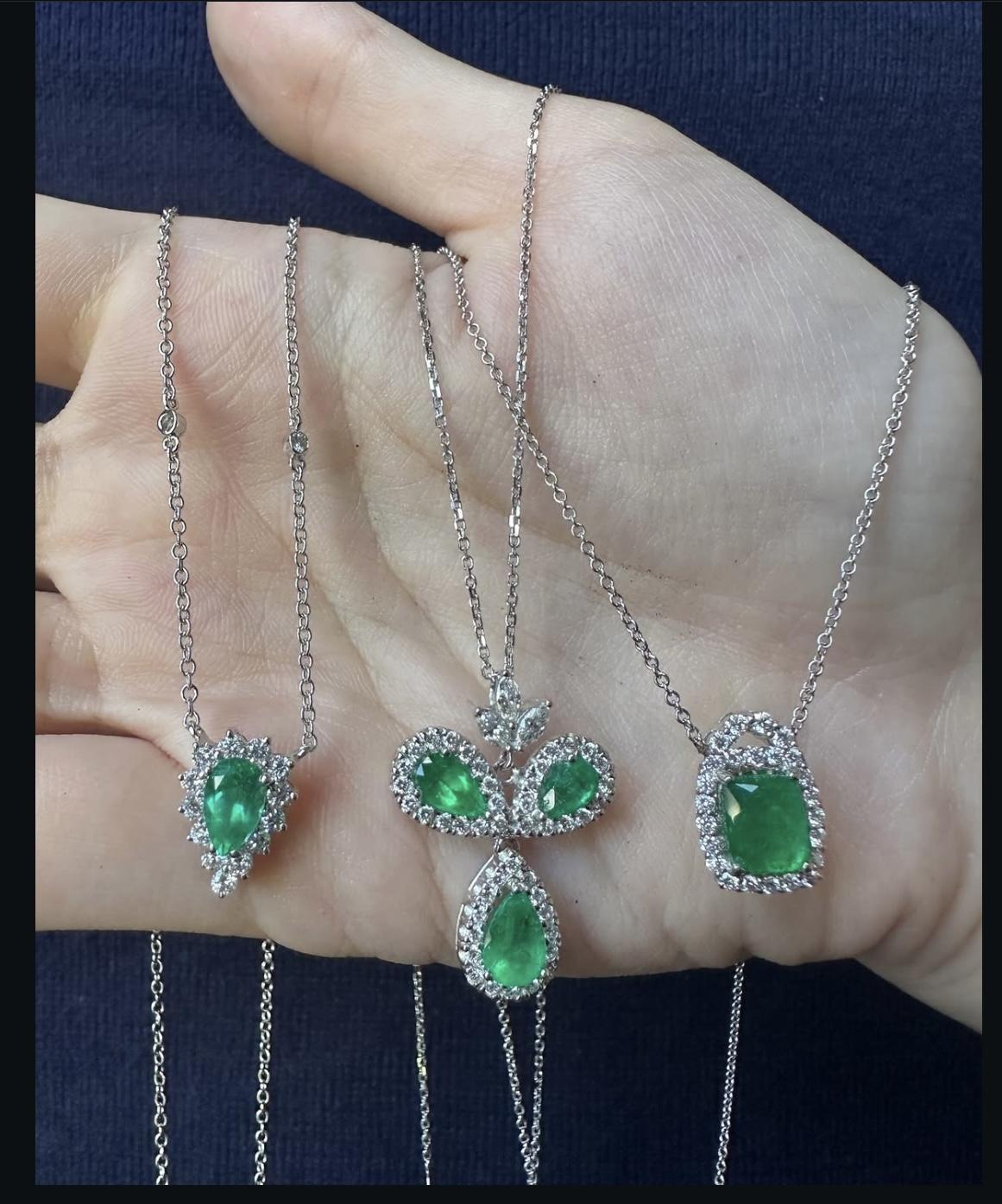 Collana con ciondolo in oro bianco 18K con smeraldo taglio pera e diamanti in vendita 1