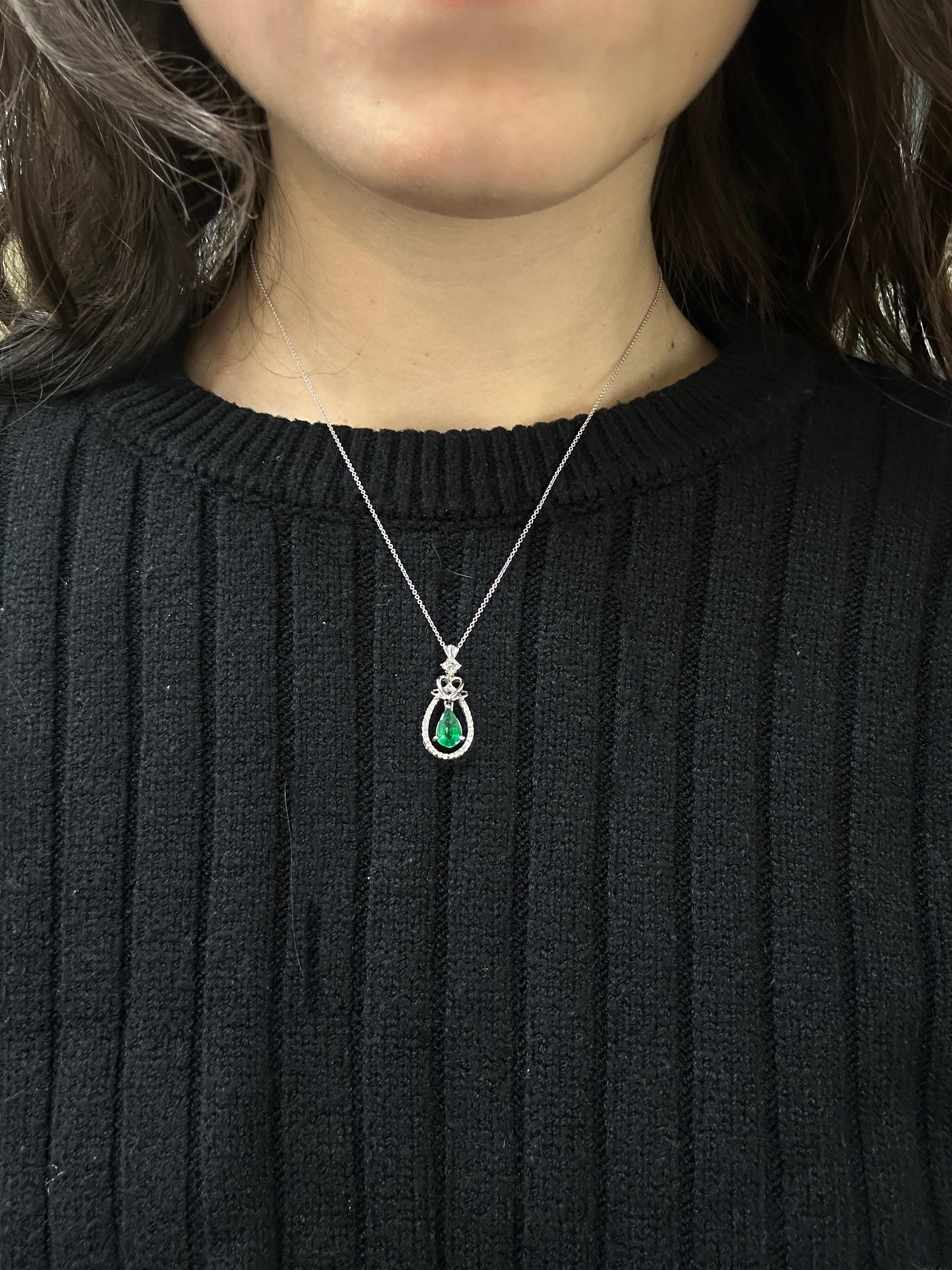 18K White Gold Pear Cut Emerald and Diamond Pendant Necklace For Sale 2