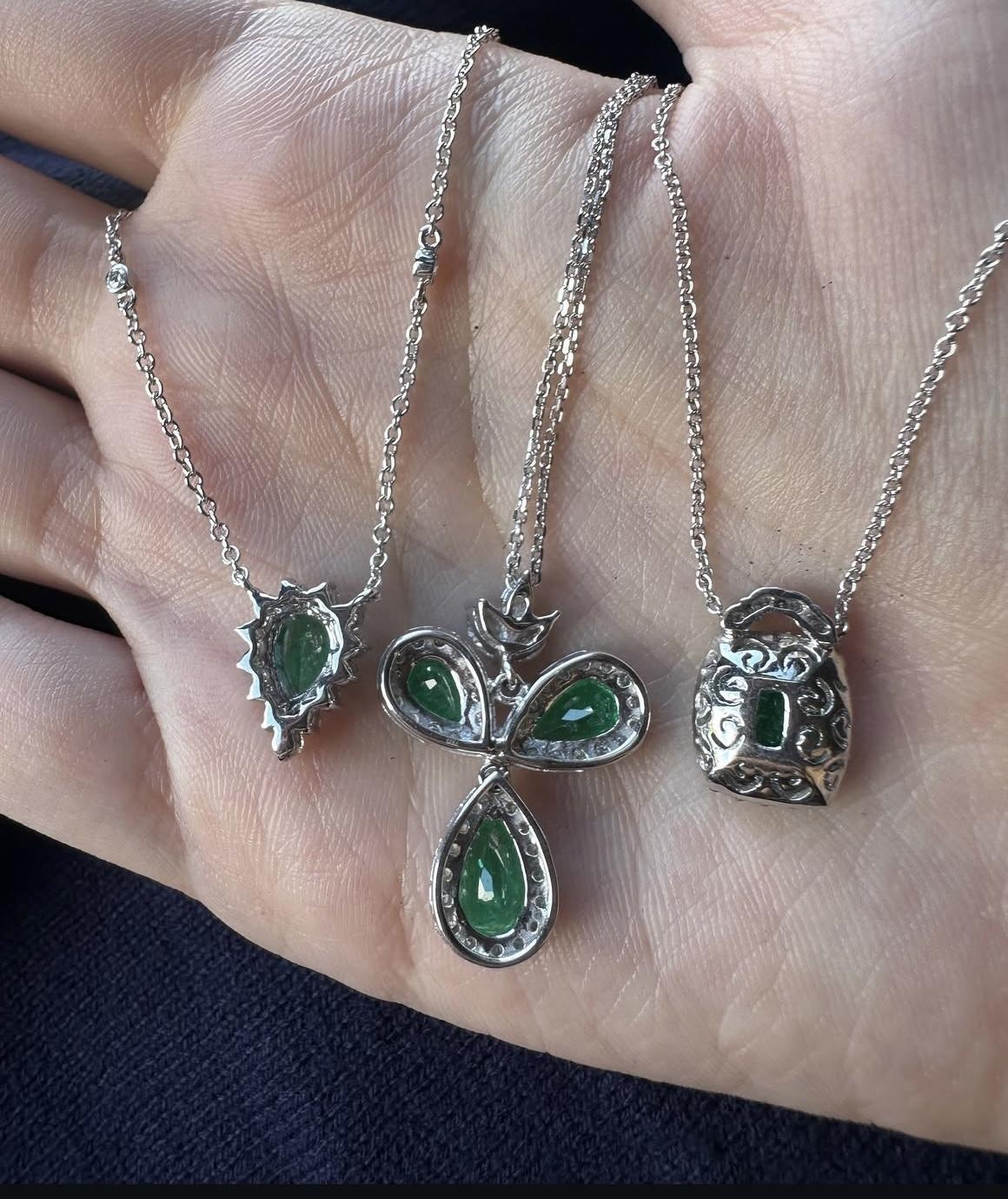Collana con ciondolo in oro bianco 18K con smeraldo taglio pera e diamanti in vendita 2