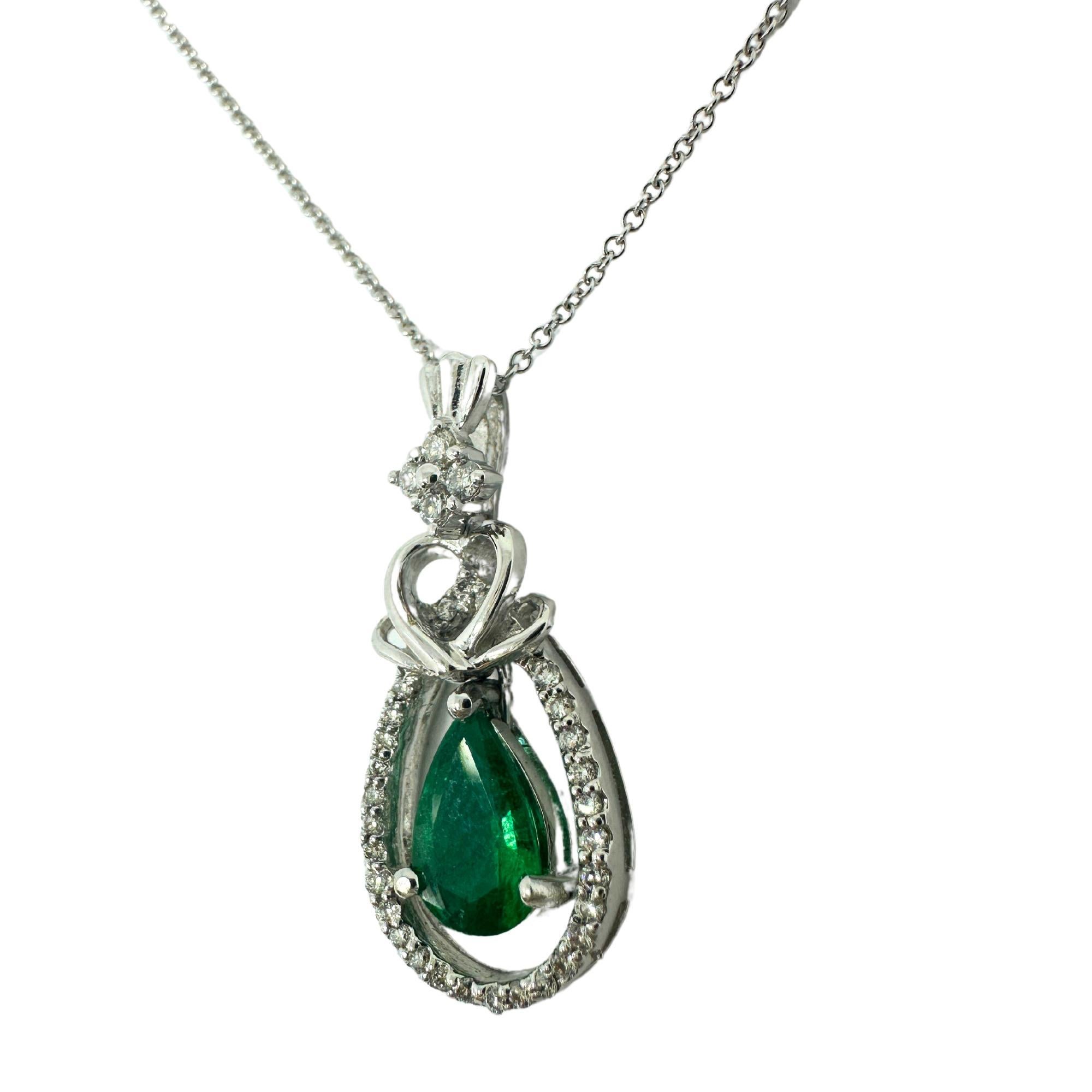 18K White Gold Pear Cut Emerald and Diamond Pendant Necklace For Sale 3