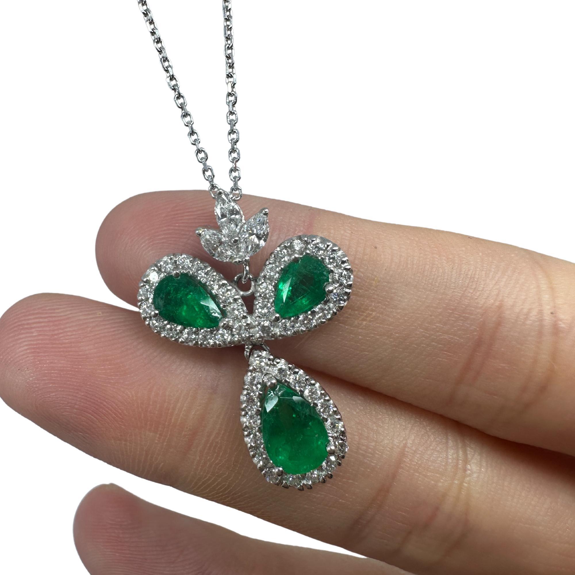 Collana con ciondolo in oro bianco 18K con smeraldo taglio pera e diamanti in vendita 3