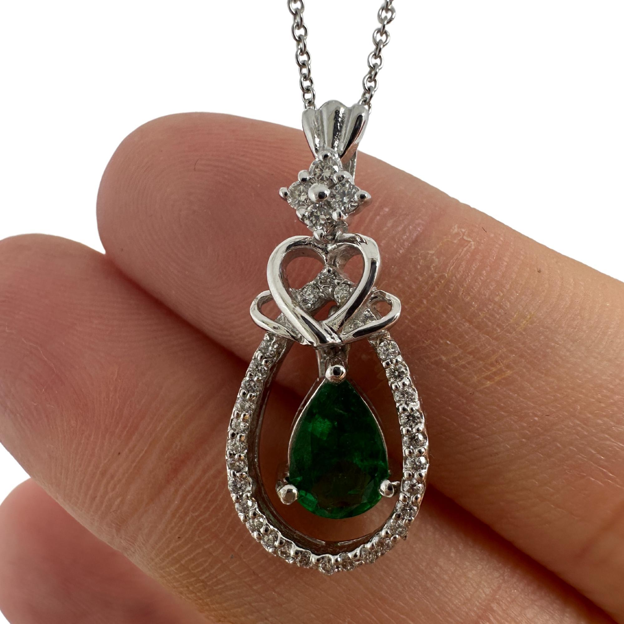 18K White Gold Pear Cut Emerald and Diamond Pendant Necklace For Sale 4