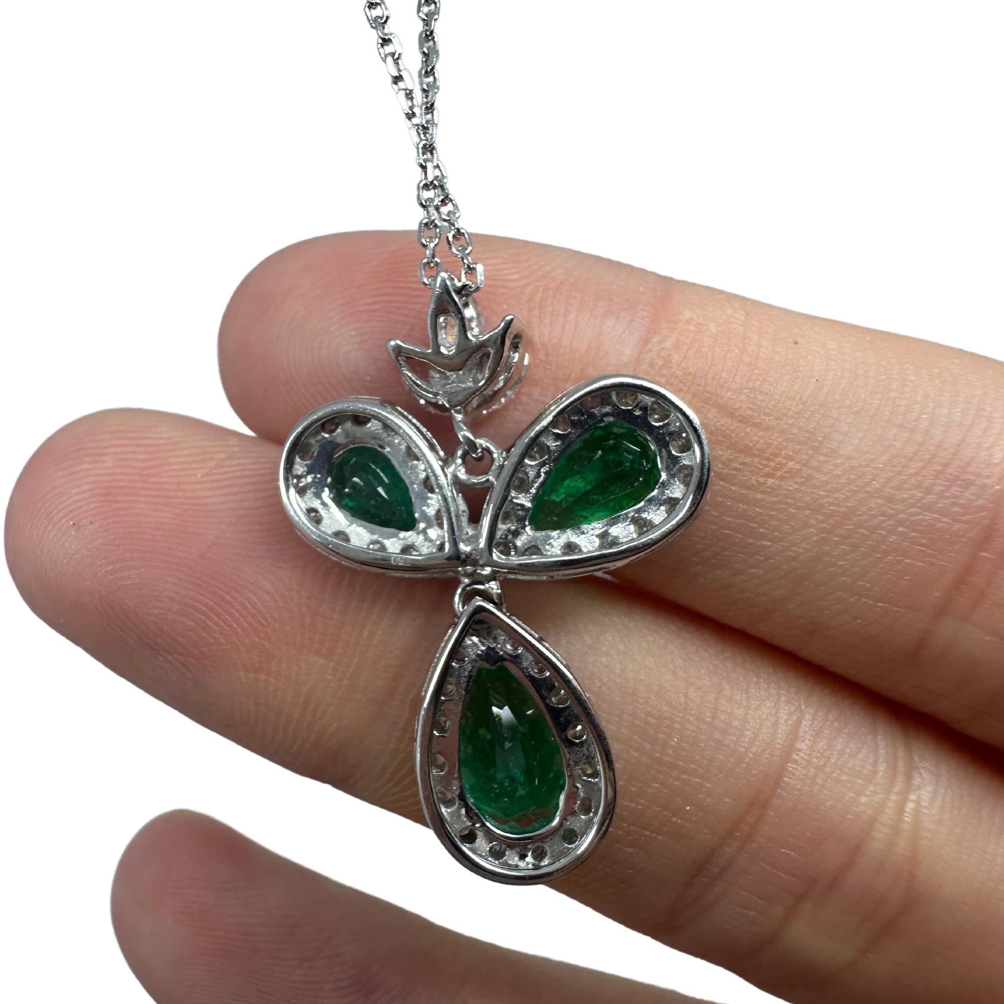 Collana con ciondolo in oro bianco 18K con smeraldo taglio pera e diamanti in vendita 4