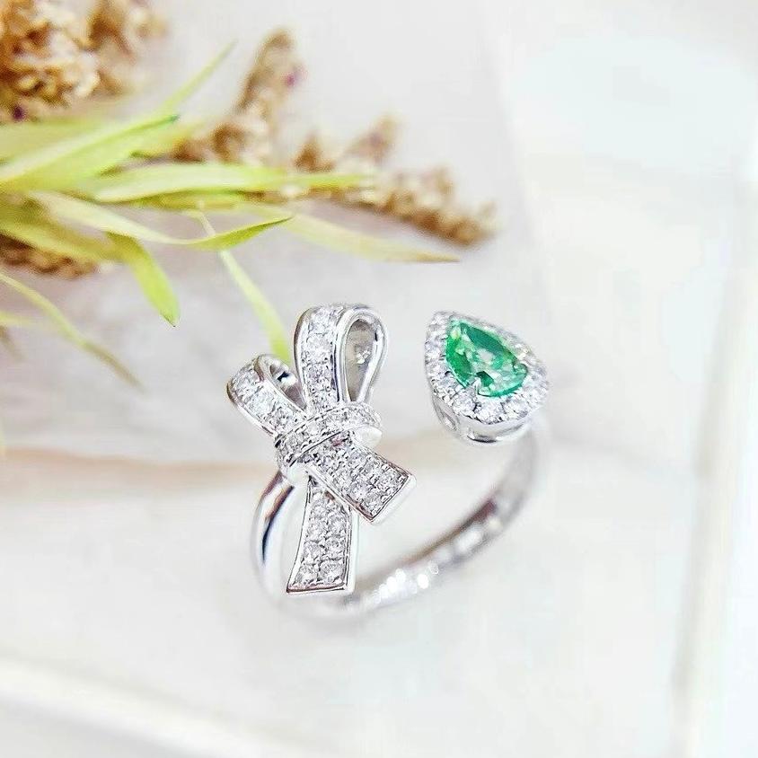 Anillo de diamantes y diamante natural verde fantasía talla pera de oro blanco de 18 quilates

1 Diamante Verde Fantasía - 0,51 CT
Diamantes - 0.42 CT
Peso total - 5,04 GM
