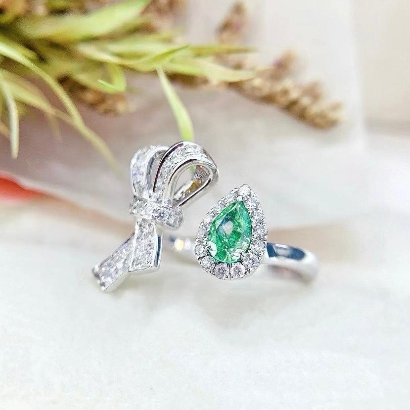 Anillo de diamantes y diamante natural verde fantasía talla pera de oro blanco de 18 quilates Moderno en venta