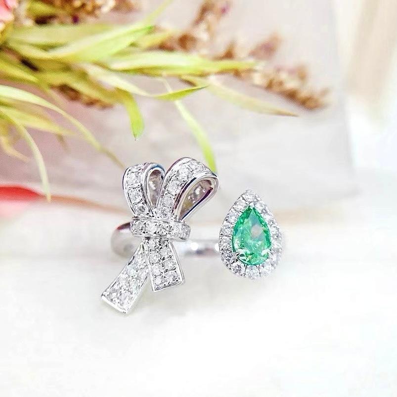 Anillo de diamantes y diamante natural verde fantasía talla pera de oro blanco de 18 quilates Corte pera en venta