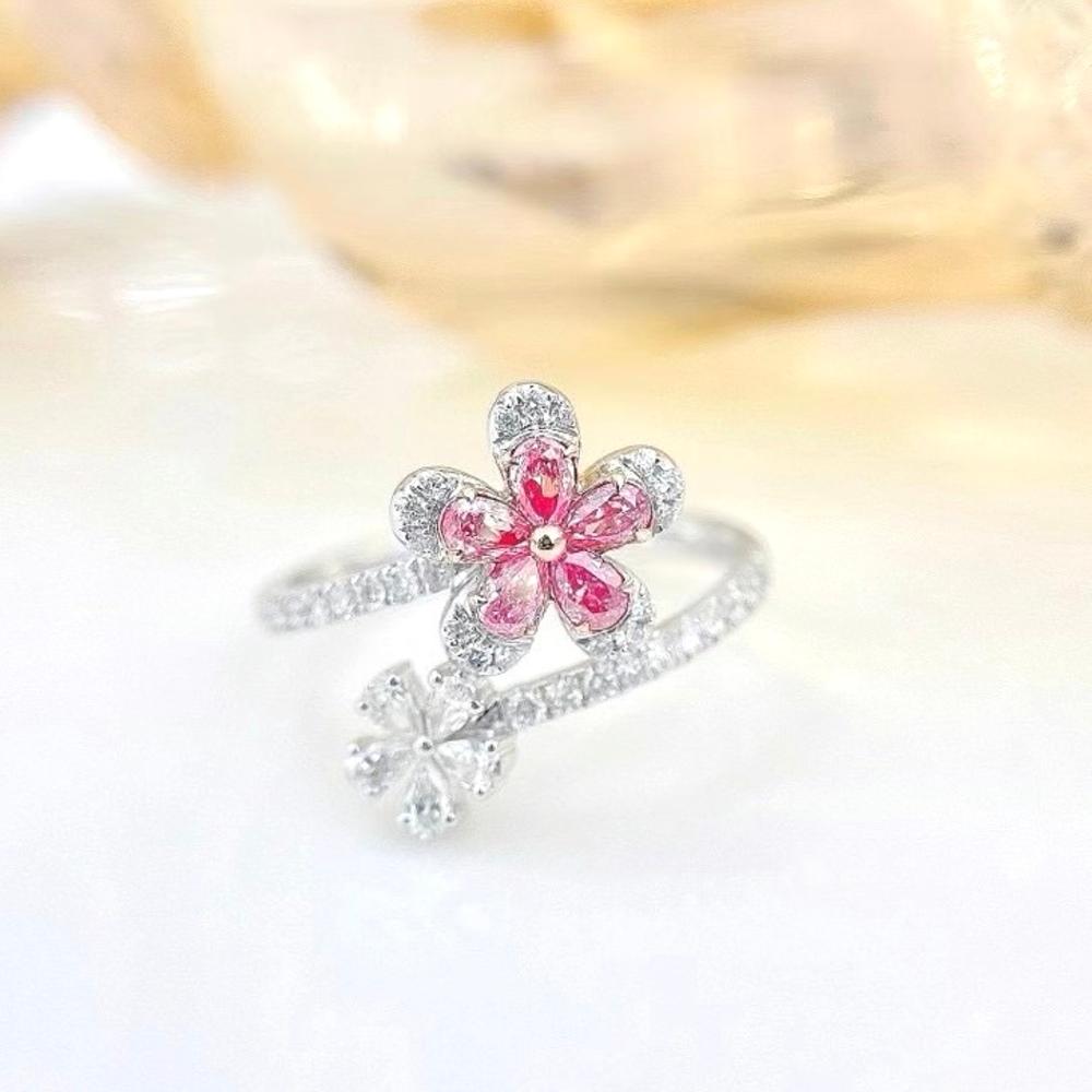 18K White Gold Pear-Cut Fancy Pink Diamond & Diamond Flower Ring In New Condition For Sale In Kowloon, HK