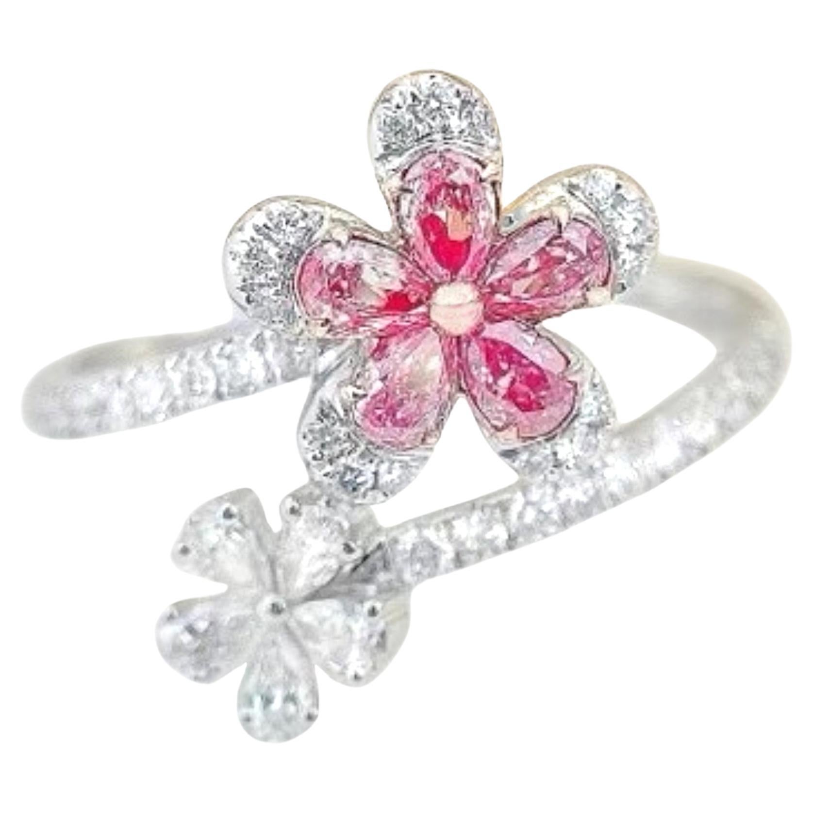 Anillo de oro blanco de 18 quilates con diamante rosa fantasía talla pera y flor de diamantes
