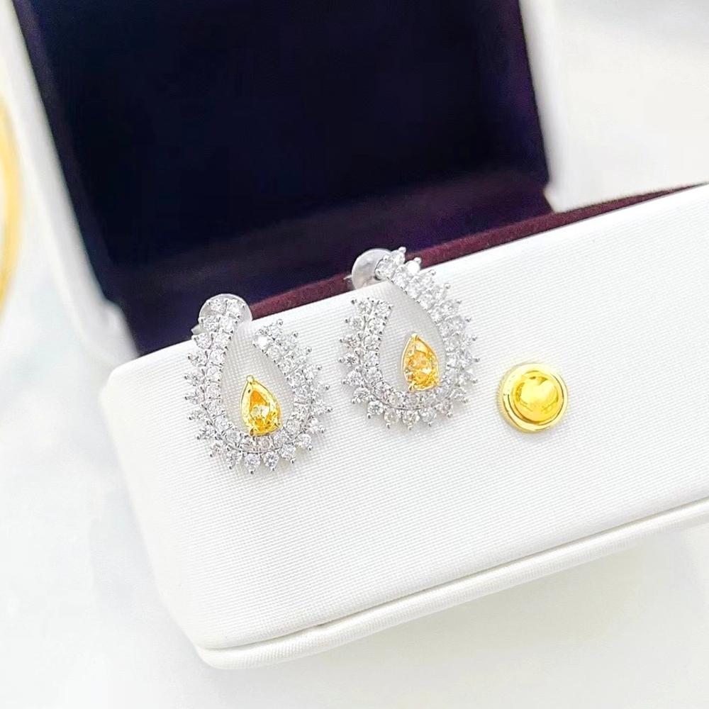 18K White Gold Pear-Cut Fancy Yellow Diamond & Diamond Stud Earrings In New Condition For Sale In Kowloon, HK