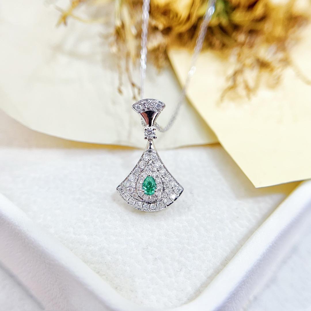 Collana con ciondolo con diamante verde e taglio a pera in oro bianco 18K

1 Taglio a pera - 0,07 CT
Diamanti rotondi - 0,28 CT