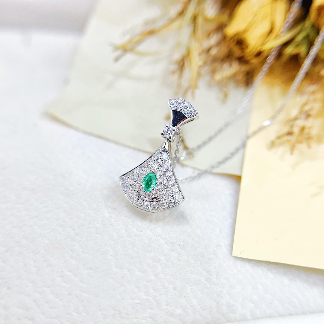 Moderno Collana con ciondolo con diamante verde e taglio a pera in oro bianco 18K in vendita
