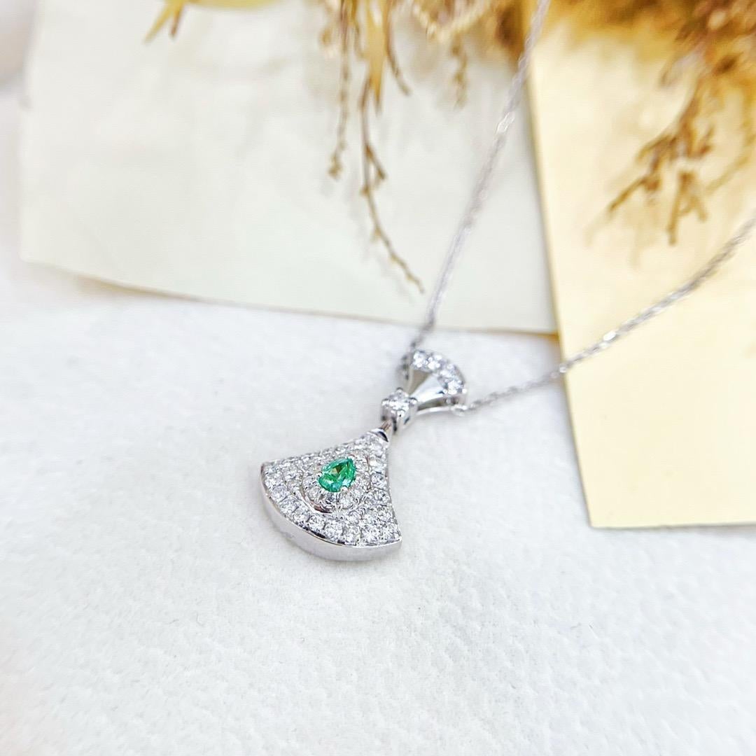 Taglio a goccia Collana con ciondolo con diamante verde e taglio a pera in oro bianco 18K in vendita