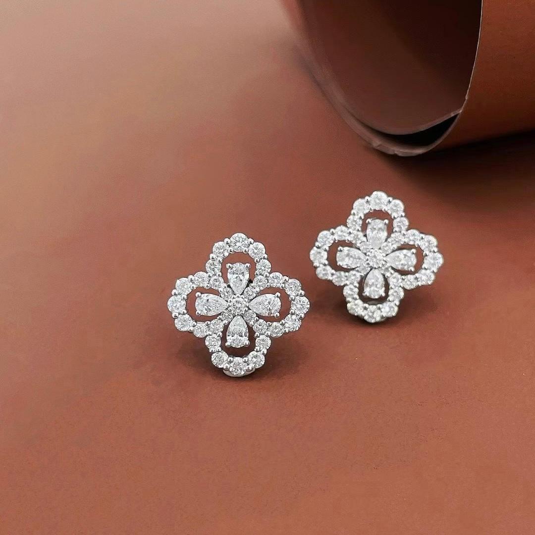 Diamonds - 0.48 CT
Diamonds - 0.94 CT
Total Weight - 4.00 GM
Customizable