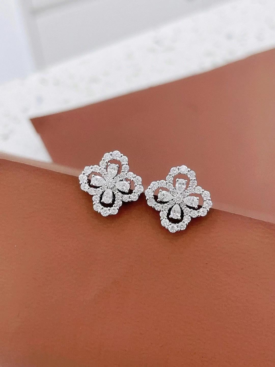 Modern 18K White Gold Pear-Cut Natural Diamond Stud Earrings For Sale