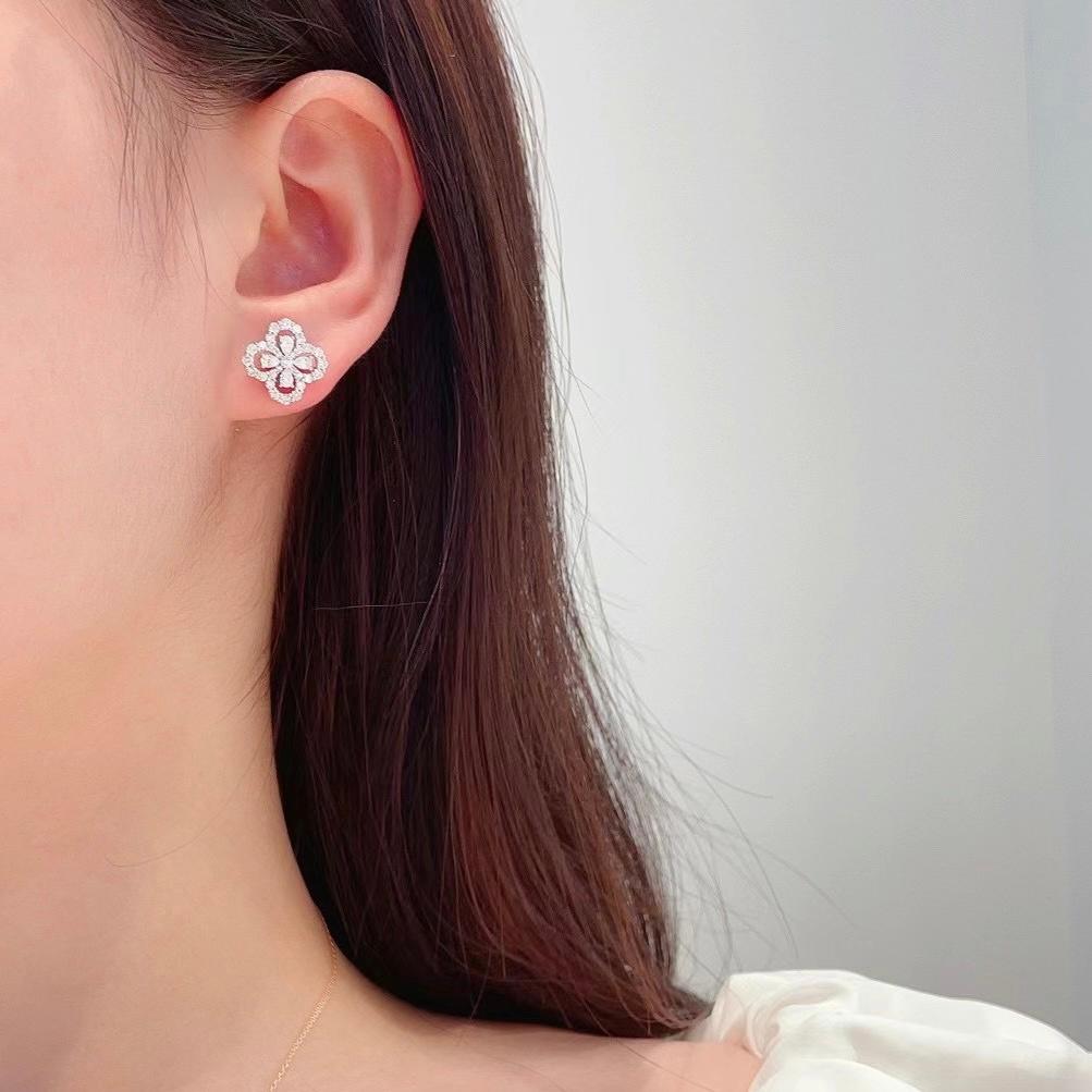 Pear Cut 18K White Gold Pear-Cut Natural Diamond Stud Earrings For Sale