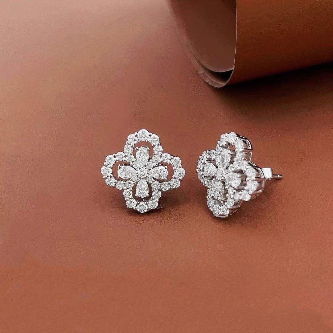 18K White Gold Pear-Cut Natural Diamond Stud Earrings In New Condition For Sale In Kowloon, HK