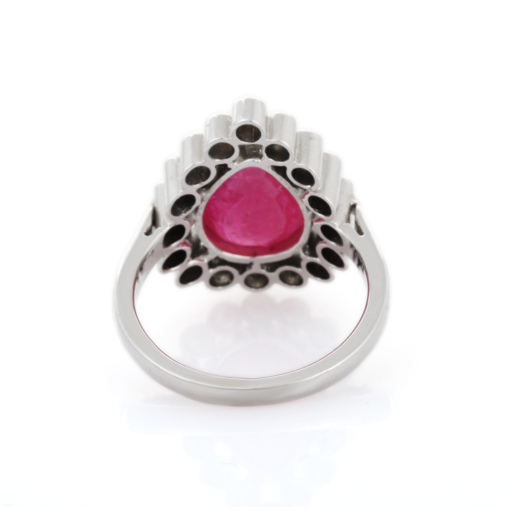 En venta: Anillo de cóctel de oro blanco de 18 quilates con diamantes y rubí talla pera  5