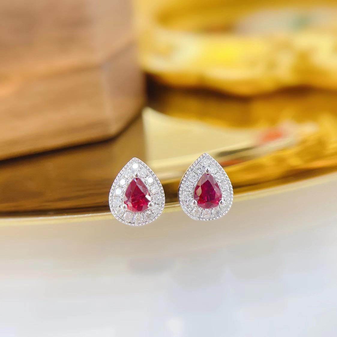 18K White Gold Pear-Cut Ruby Diamond Stud Earrings In New Condition For Sale In Kowloon, HK