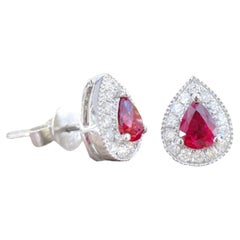 Pendientes de oro blanco de 18 quilates con diamantes talla pera y rubí