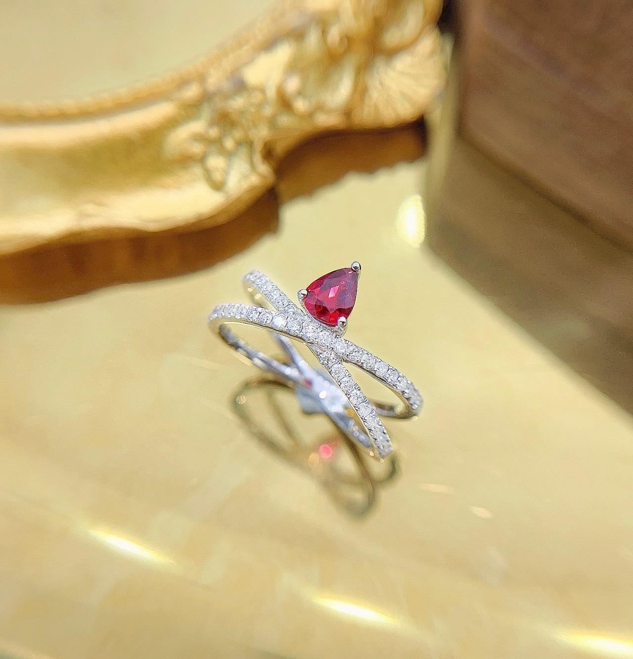 Anillo de oro blanco de 18 quilates con diamantes y rubí talla pera

1 Rubí talla pera - 0,35 CT
Diamantes - 0.31 CT

Peso total - 2,29 GM